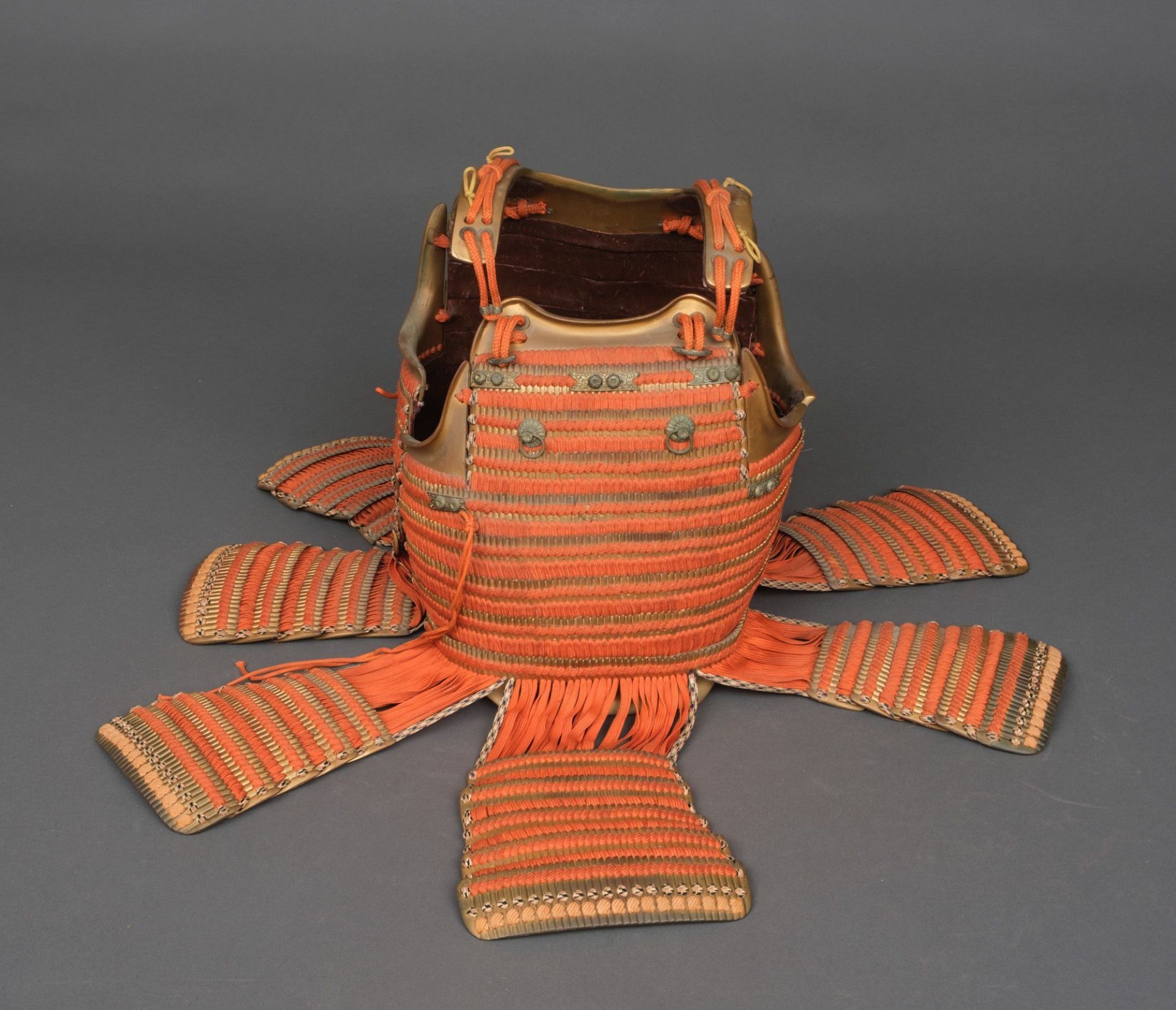 A JAPANESE GOLD LACQUER METAL SUIT-OF-ARMOUR (Ô’YOROI), SECOND HALF 18TH CENTURY (EDO PERIOD) - Bild 5 aus 5