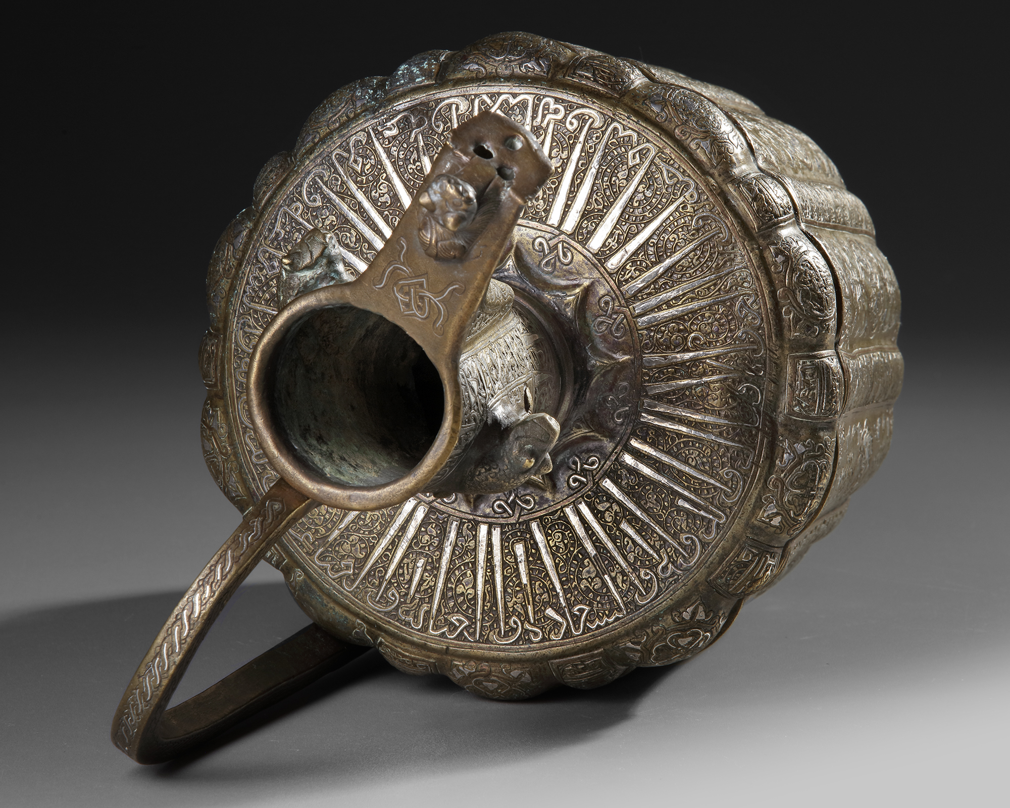 A SILVER AND COPPER INLAID EWER, 12TH CENTURY - Image 18 of 30