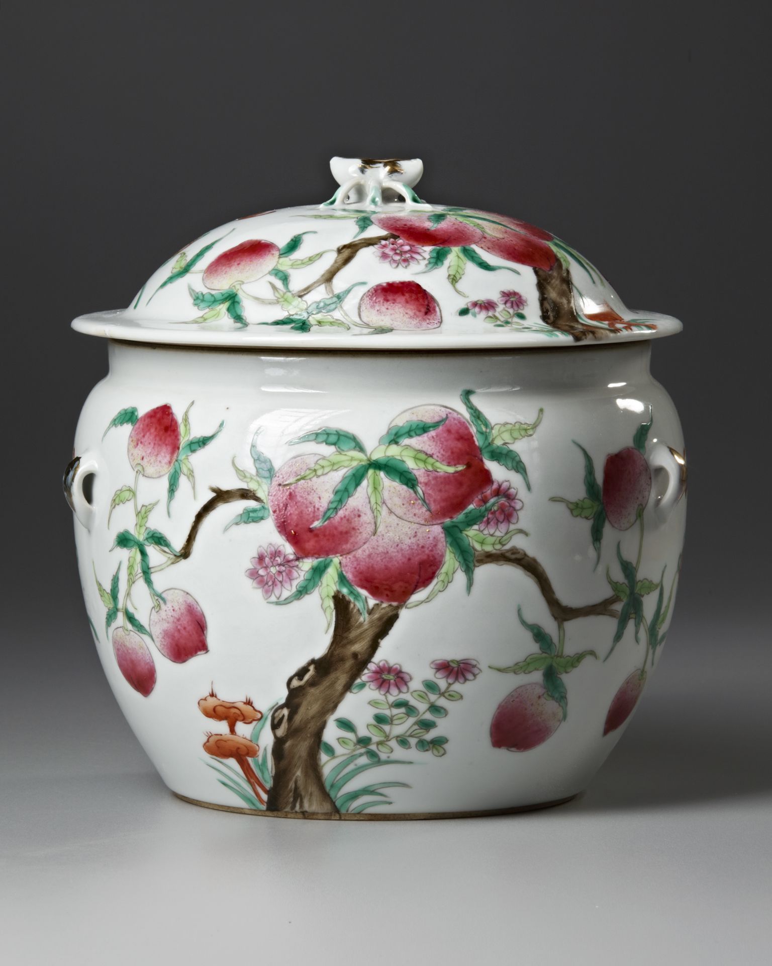 A CHINESE FAMILLE ROSE PEACH POT AND COVER, 20TH CENTURY - Bild 2 aus 4