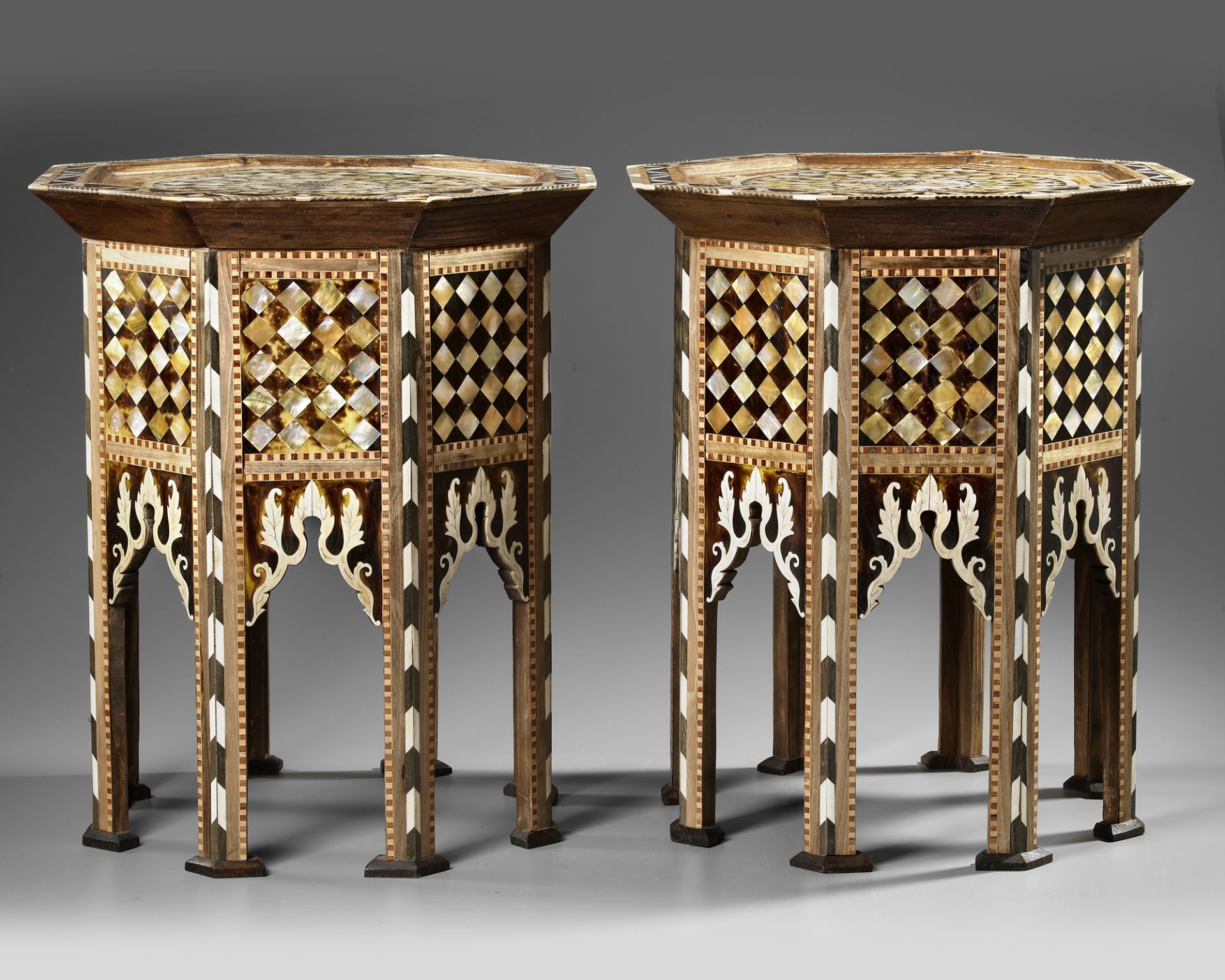 A PAIR OF OTTOMAN MOTHER OF PEARL AND TORTOISESHELL INLAID TABLES, EARLY 20TH CENTURY - Bild 3 aus 3