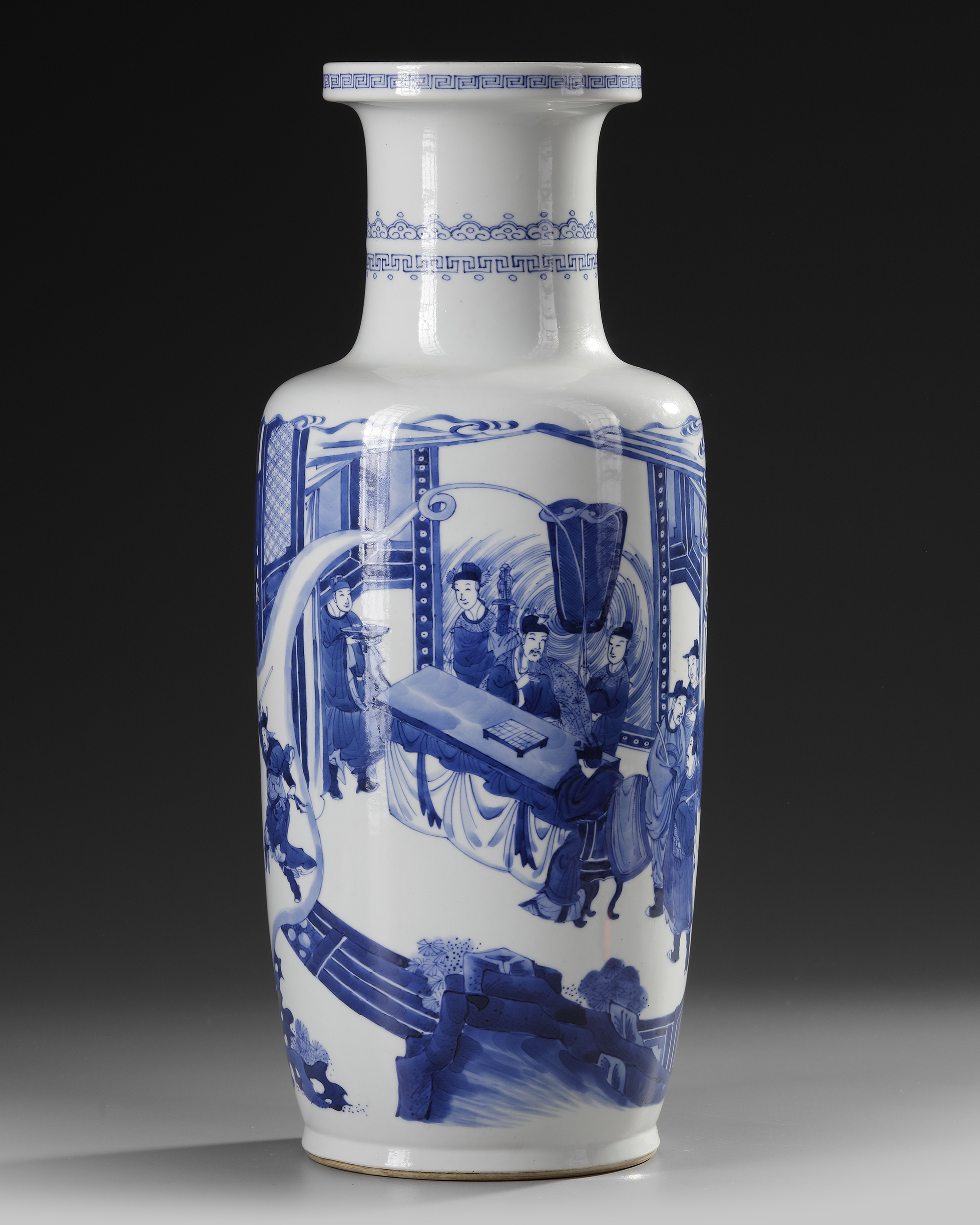 A CHINESE BLUE AND WHITE ROULEAU VASE, QING DYNASTY (1644-1911) - Image 2 of 4