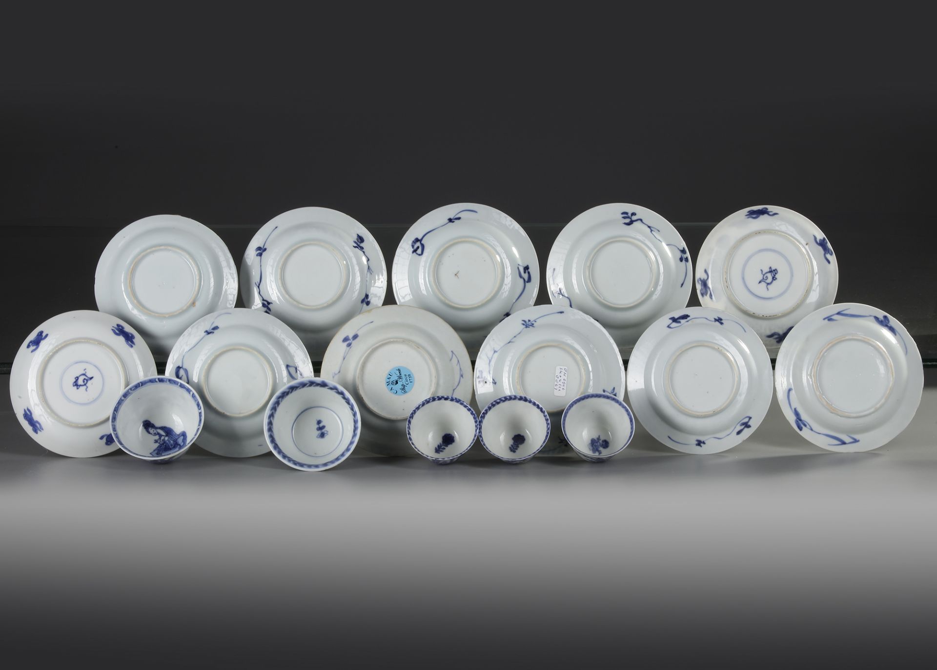 A COLLECTION OF CHINESE BLUE AND WHITE FIVE CUPS AND ELEVEN SAUCERS, 18TH CENTURY - Bild 3 aus 3