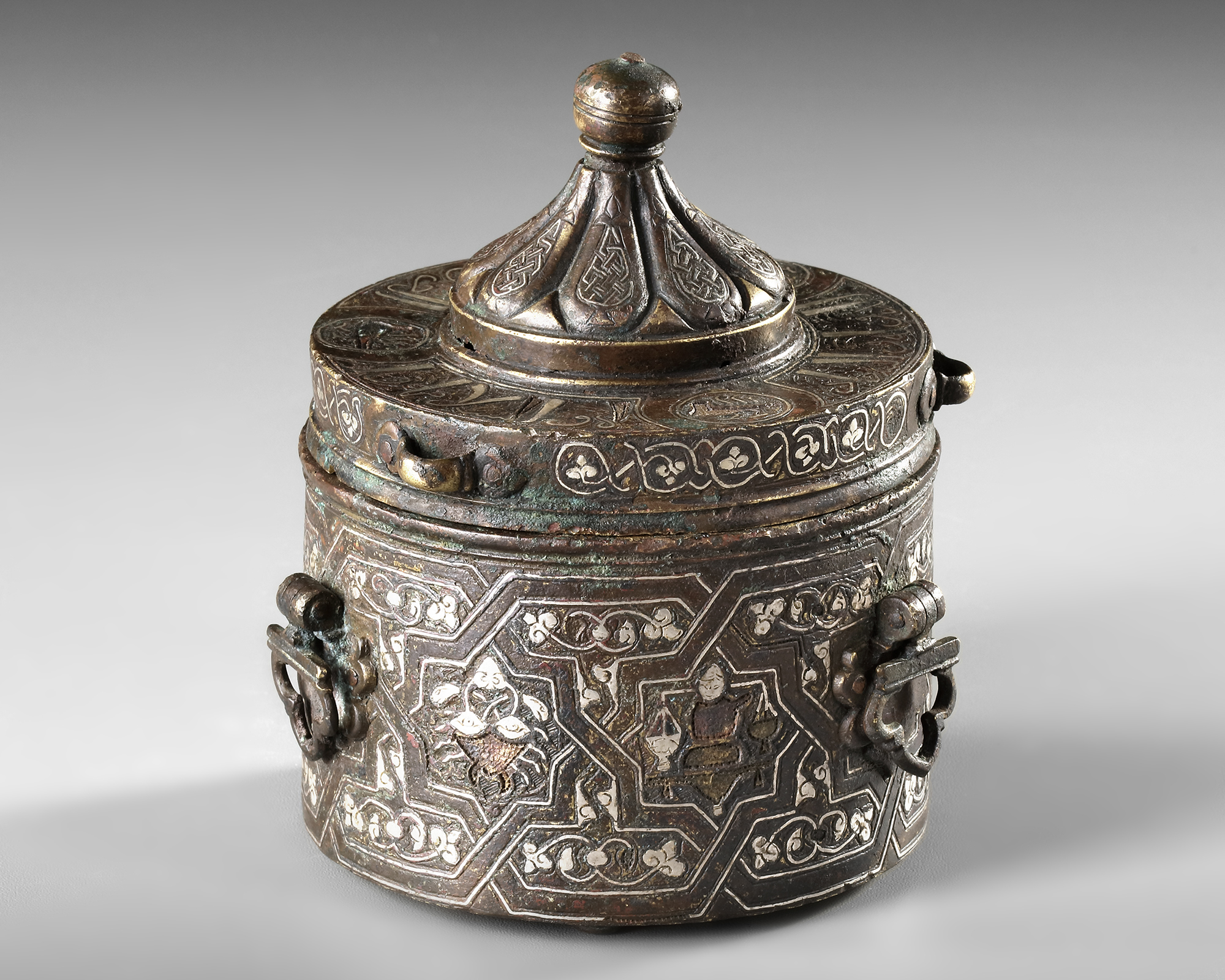 A FINE BRONZE INKWELL WITH A DOMED LID, KHORASAN, PERSIA, EARLY 13TH CENTURY - Bild 3 aus 8