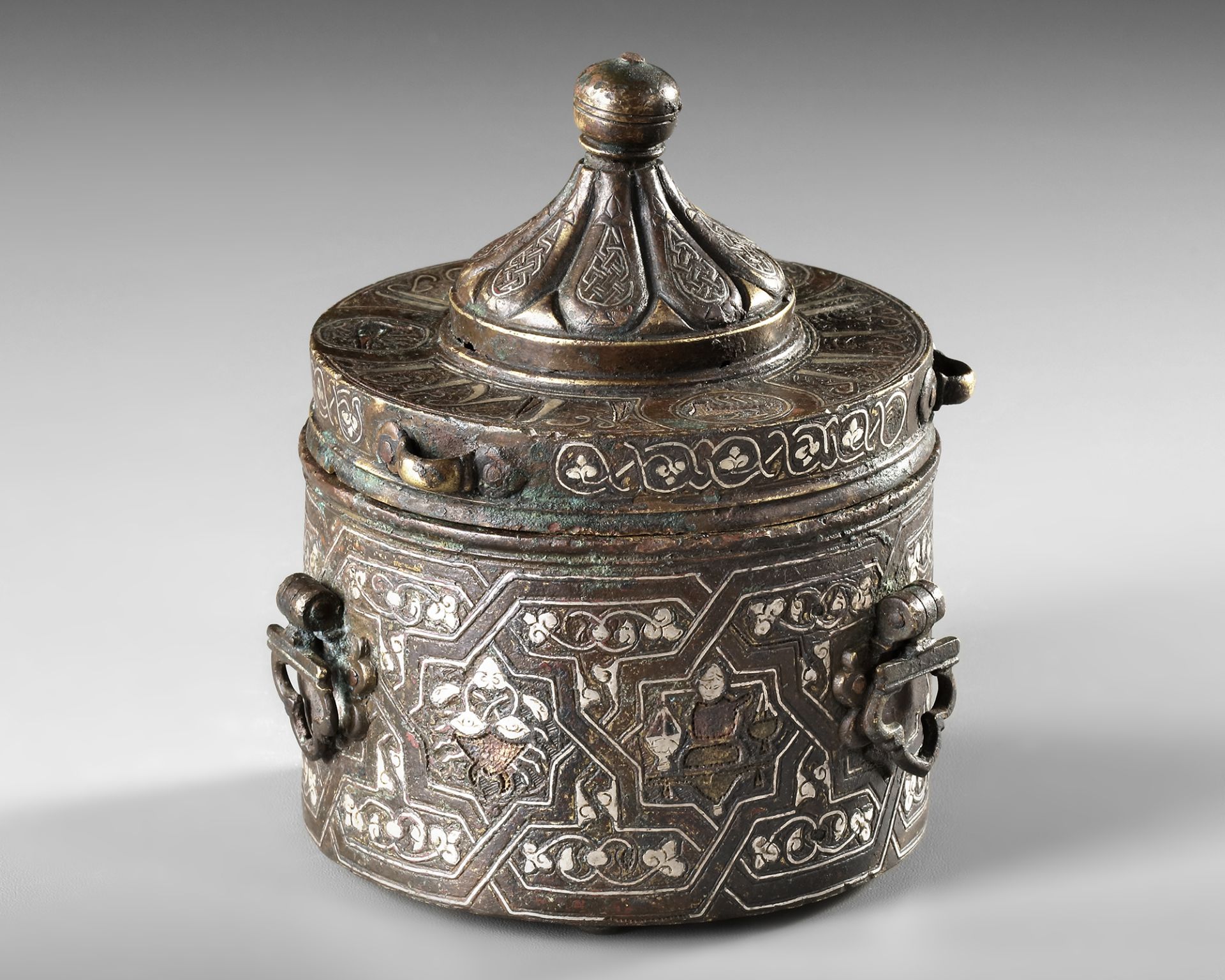 A FINE BRONZE INKWELL WITH A DOMED LID, KHORASAN, PERSIA, EARLY 13TH CENTURY - Image 3 of 8