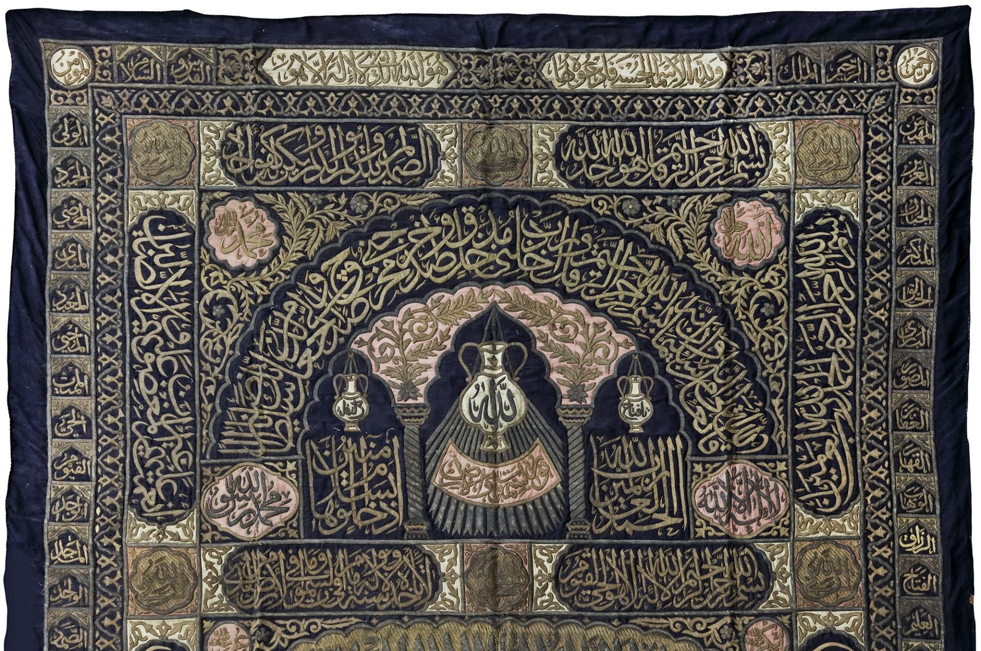 AN IMPORTANT OTTOMAN METAL-THREAD EMBROIDERED CURTAIN MADE FOR THE DOOR OF THE KABAA (BURQA'), PERIO - Bild 3 aus 10