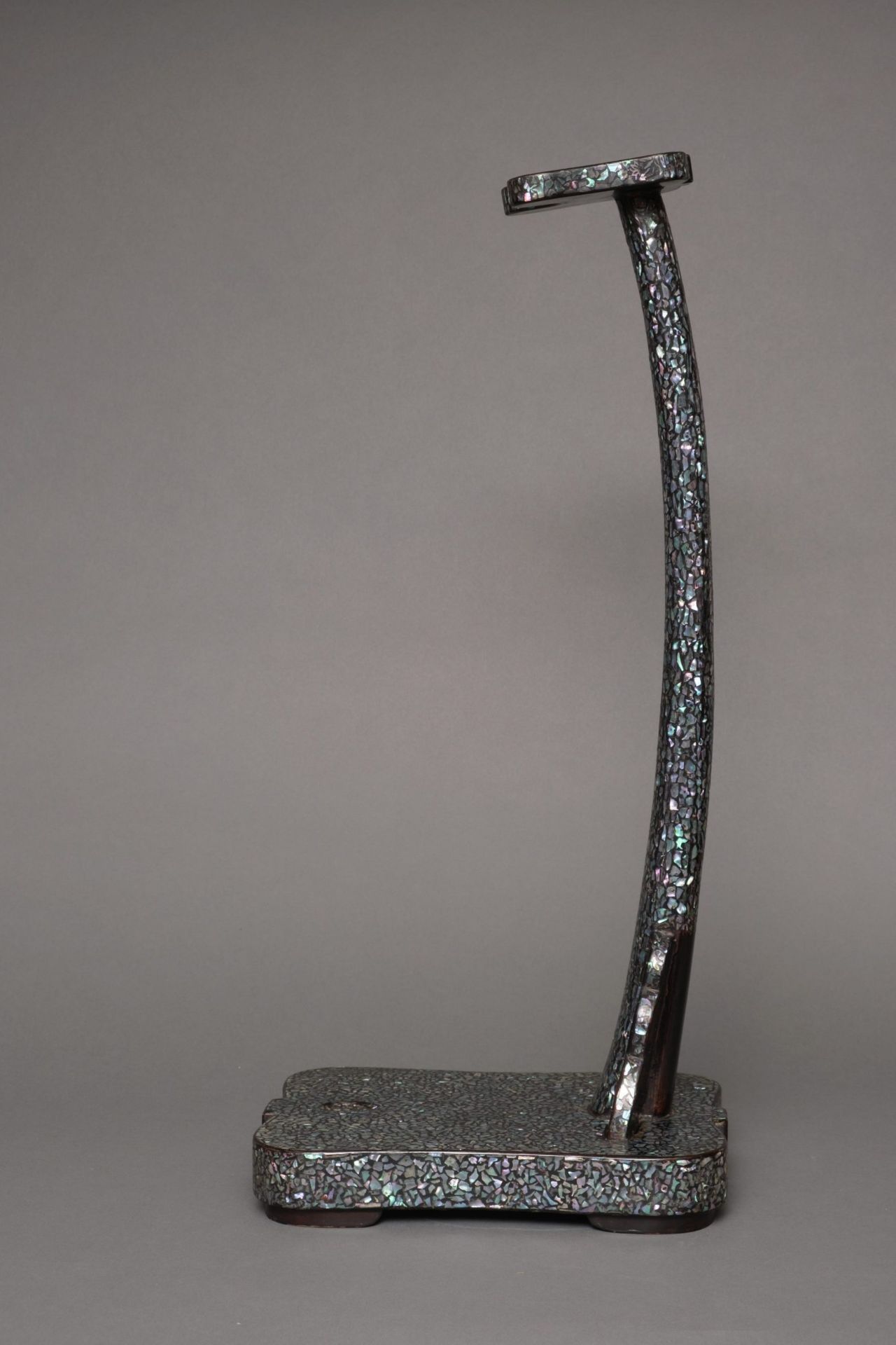 A JAPANESE MOTHER OF PEARL KATANA SWORD STAND, 1868-1912 (MEIJI PERIOD) - Bild 2 aus 9