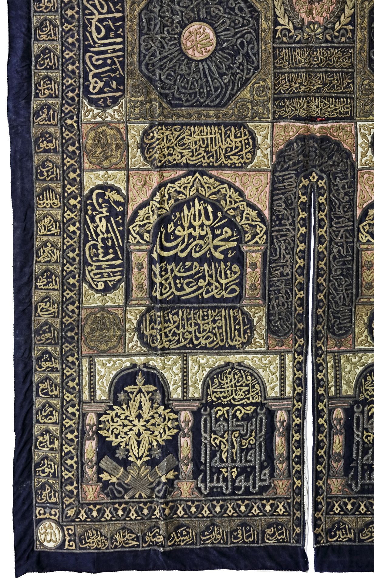 AN IMPORTANT OTTOMAN METAL-THREAD EMBROIDERED CURTAIN MADE FOR THE DOOR OF THE KABAA (BURQA'), PERIO - Bild 8 aus 10