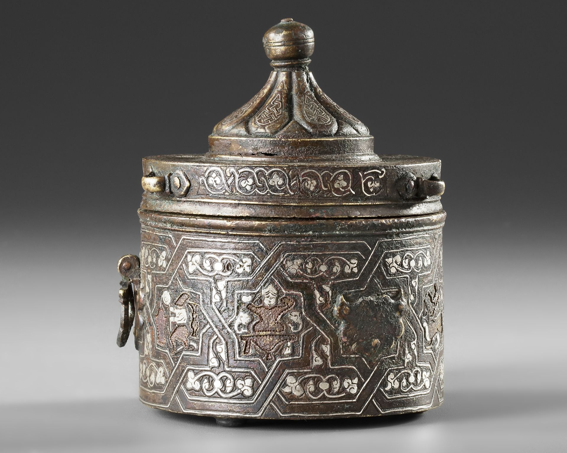 A FINE BRONZE INKWELL WITH A DOMED LID, KHORASAN, PERSIA, EARLY 13TH CENTURY - Image 2 of 8