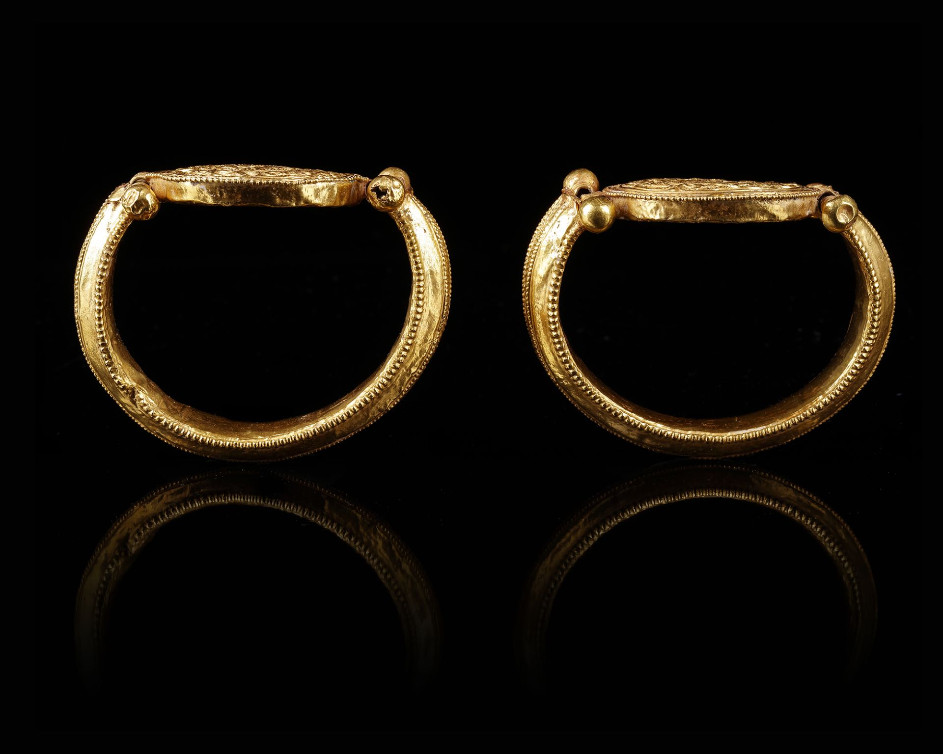 A RARE PAIR OF A FATIMID GOLD BRACELETS, POSSIBLY SYRIA, 11TH CENTURY - Image 13 of 14