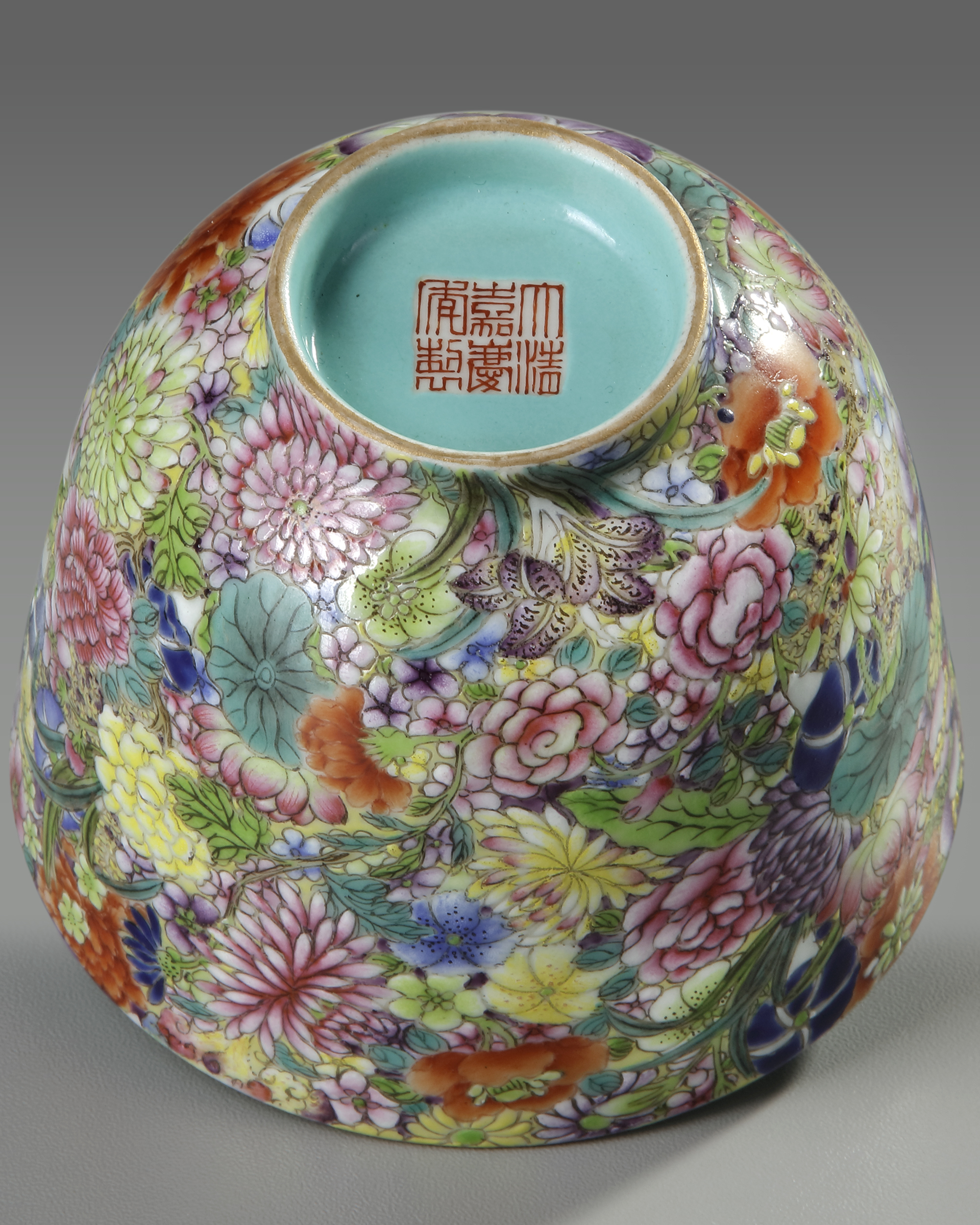 A CHINESE FAMILLE-ROSE 'MILLE-FLEURS' CUP, 19TH-20TH CENTURY - Image 2 of 4