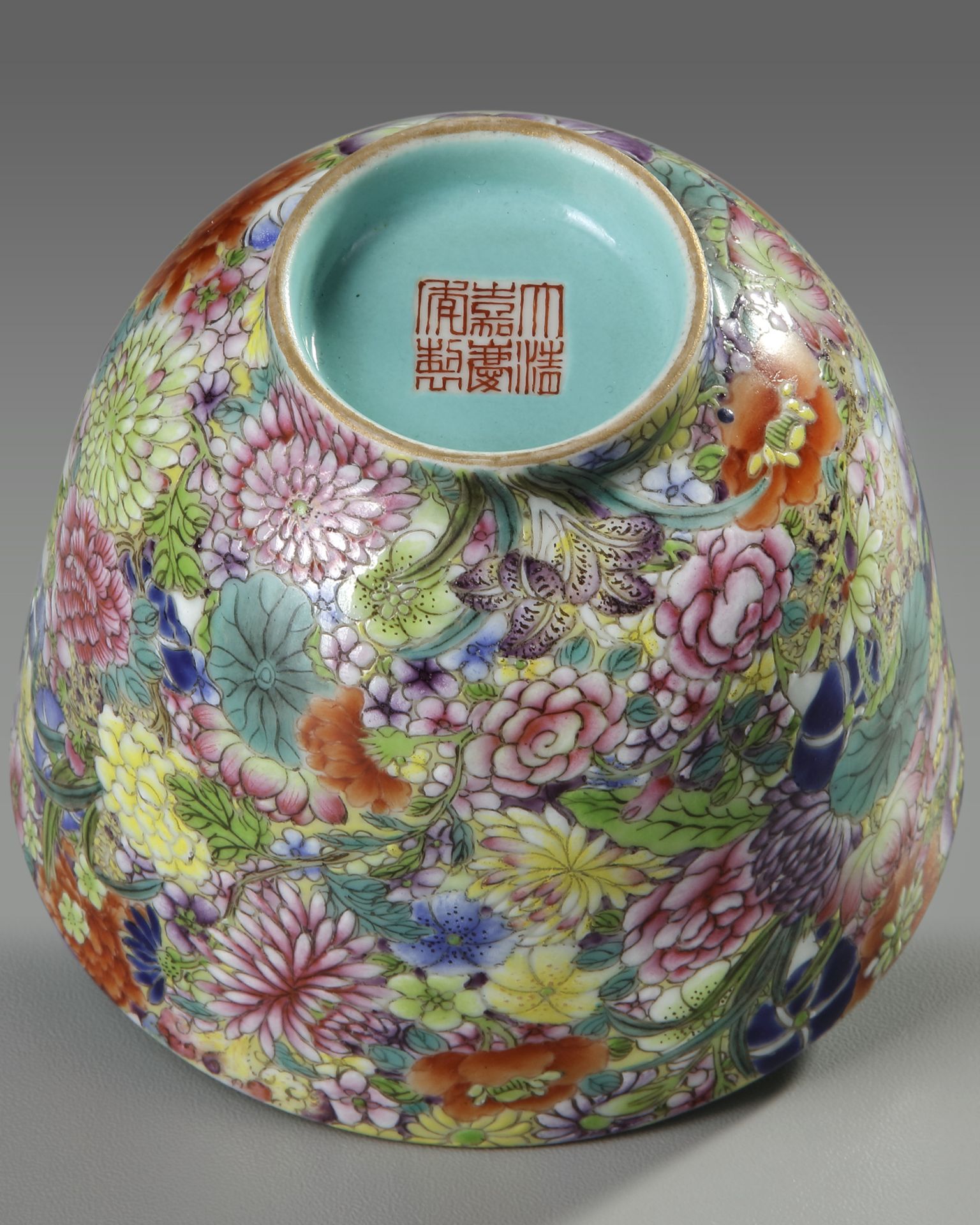 A CHINESE FAMILLE-ROSE 'MILLE-FLEURS' CUP, 19TH-20TH CENTURY - Bild 2 aus 4