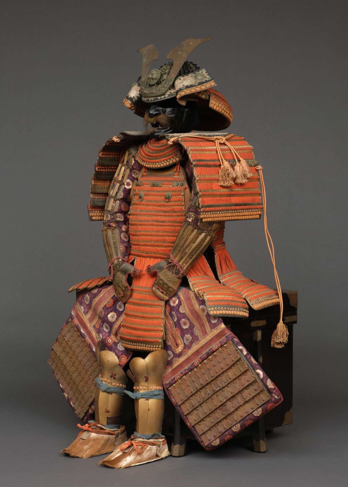 A JAPANESE GOLD LACQUER METAL SUIT-OF-ARMOUR (Ô’YOROI), SECOND HALF 18TH CENTURY (EDO PERIOD) - Bild 2 aus 5