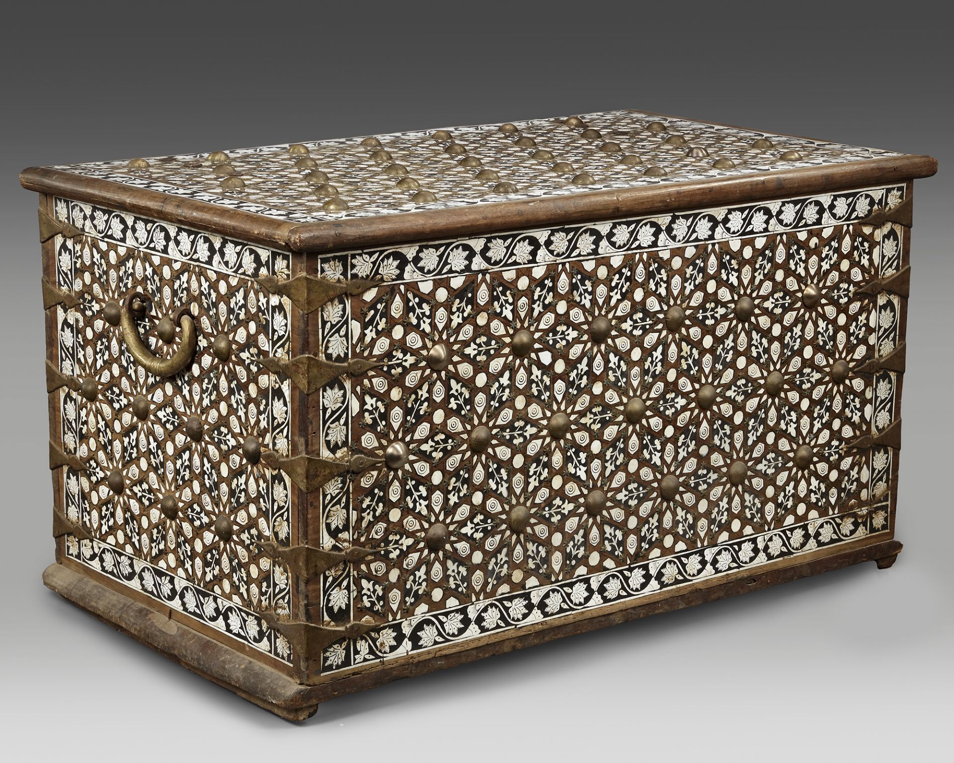 A LARGE OTTOMAN BONE INLAID WOODEN CHEST, SYRIA, LATE 19TH-EARLY 20TH CENTURY - Bild 4 aus 5