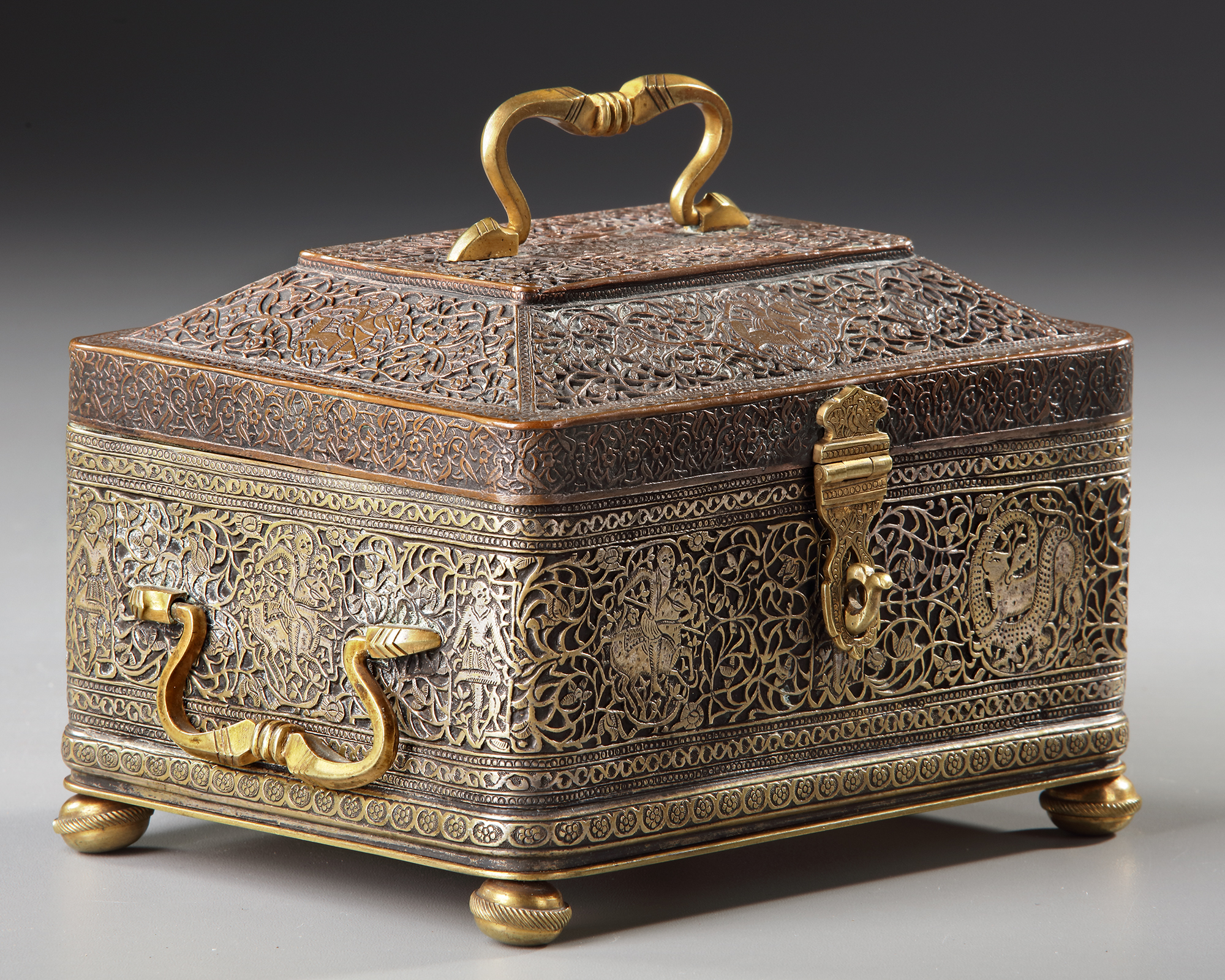 AN ENGRAVED AND PIERCED QAJAR BRASS CASKET, 18TH - 19TH CENTURY - Bild 4 aus 5