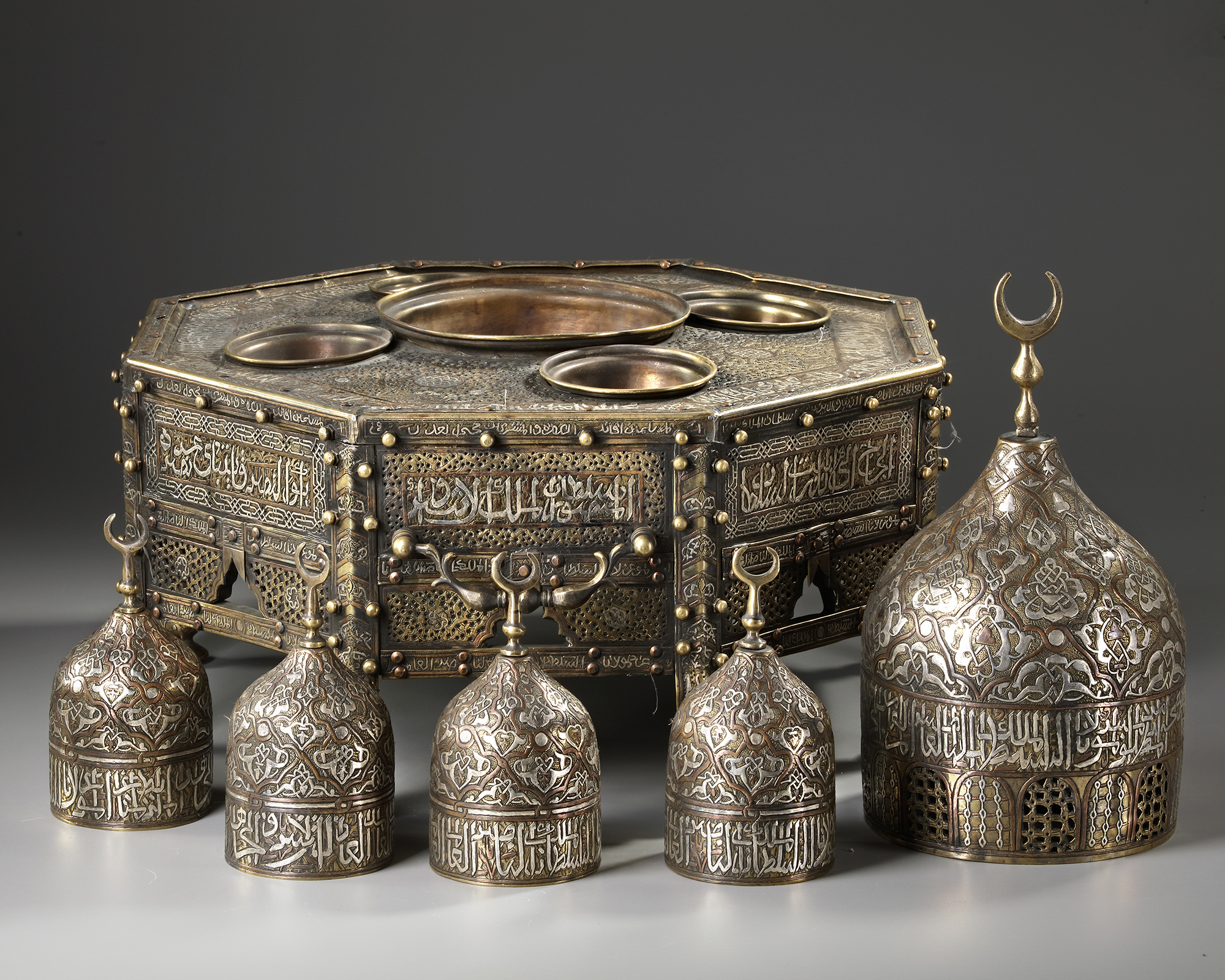 A LARGE MAMLUK REVIVAL SILVER INLAID BRASS DOMED INCENSE BURNER, EARLY 20TH CENTURY - Bild 4 aus 6
