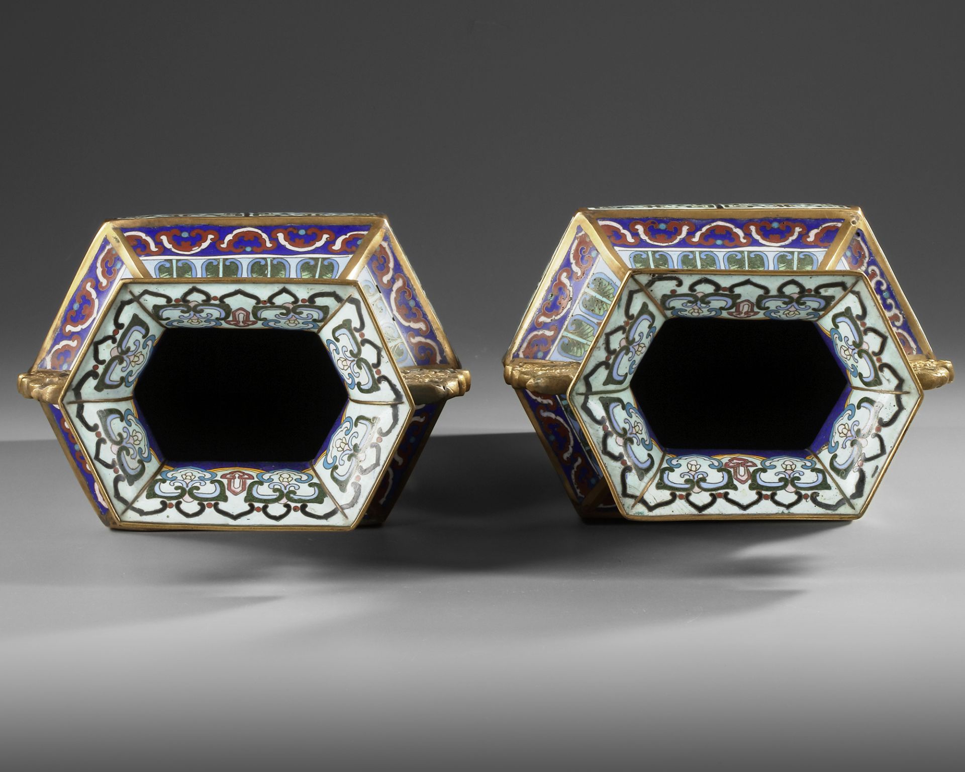 A PAIR OF CHINESE HEXAGONAL ENAMEL CLOISONNÉ VASES, 19TH-20TH CENTURY - Image 3 of 4