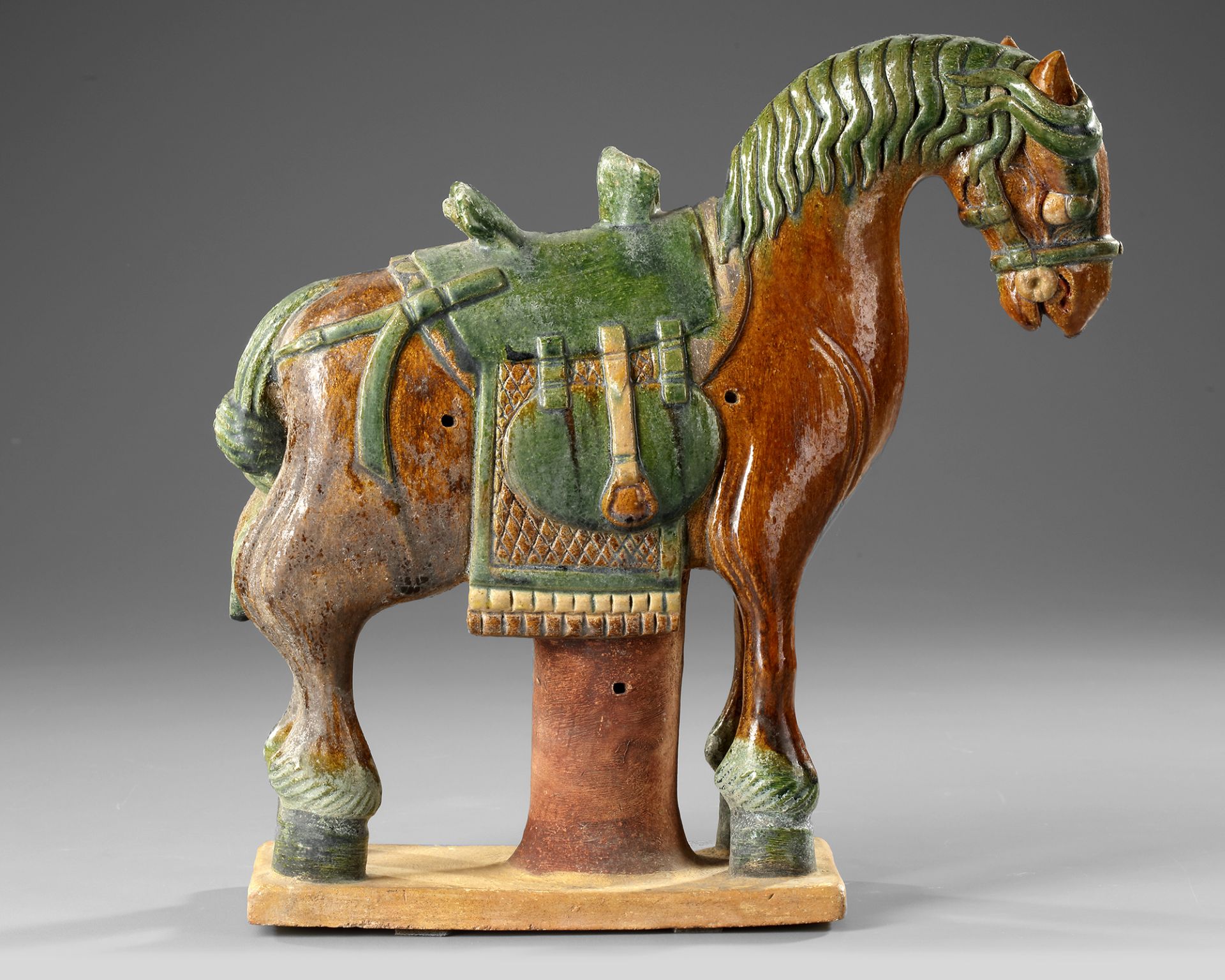 A CHINESE GREEN AND BROWN GLAZED HORSE, MING DYNASTY (1368-1644 AD) - Bild 3 aus 5