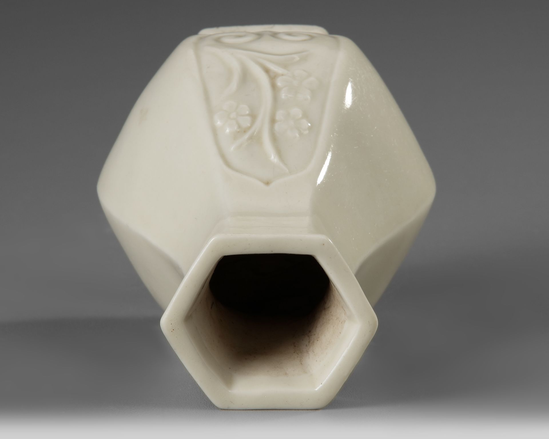 A SMALL CHINESE DEHUA VASE, 17TH CENTURY - Bild 3 aus 4