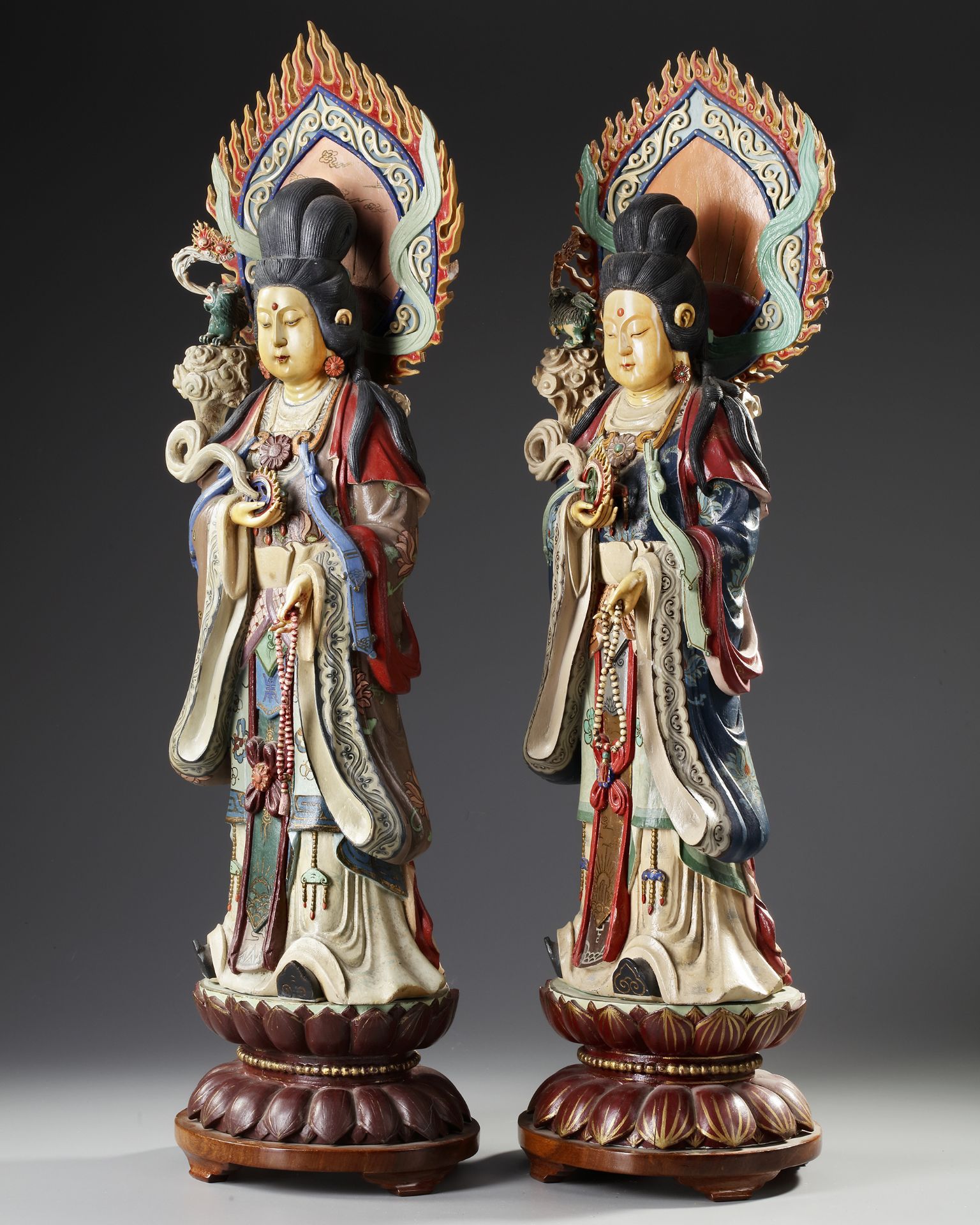A PAIR OF CHINESE POLYCHROME PAINTED WOODEN CARVED FIGURES OF GUANYIN, EARLY 20TH CENTURY - Bild 2 aus 5