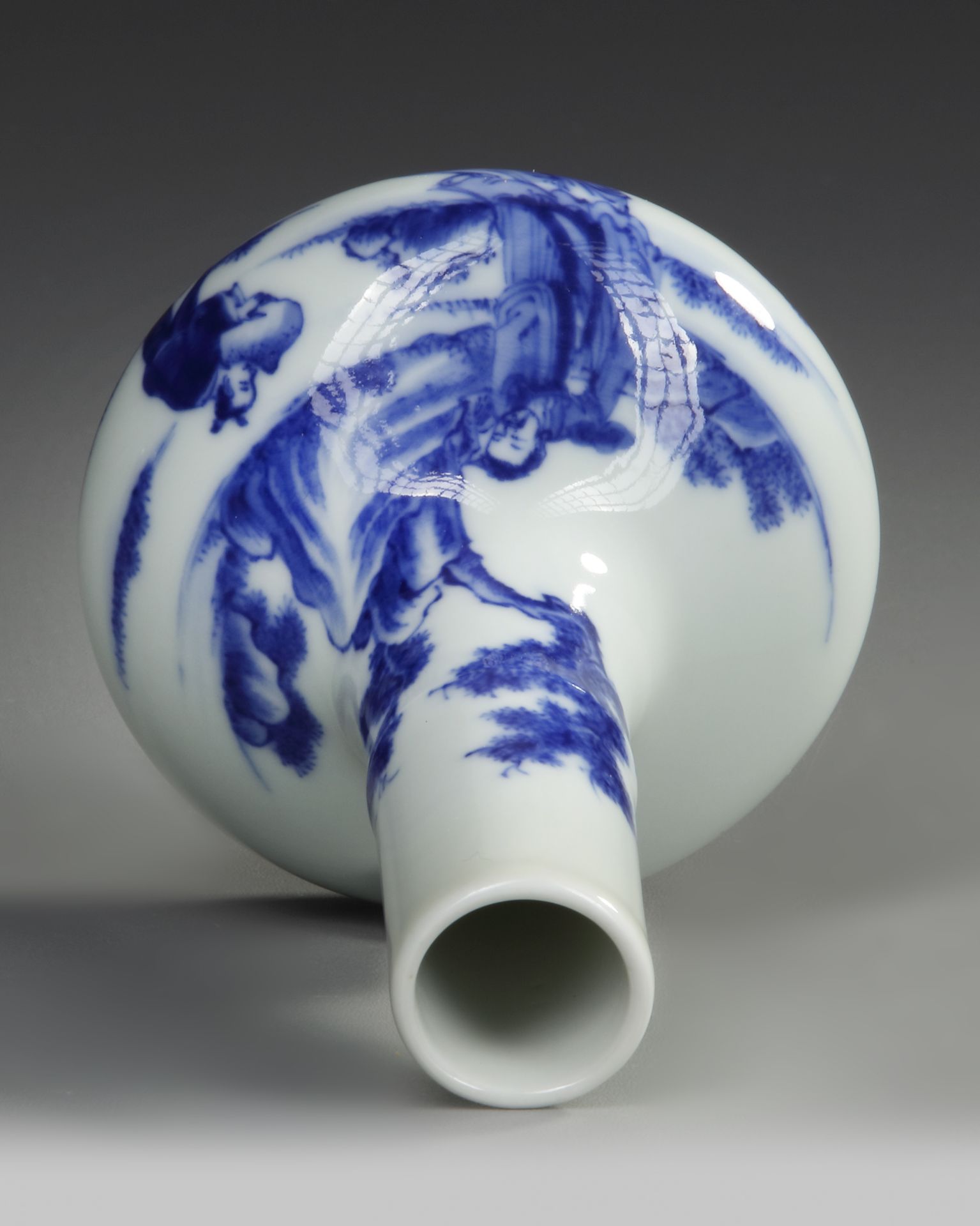 A SMALL CHINESE BLUE AND WHITE VASE, 19TH-20TH CENTURY - Bild 3 aus 4