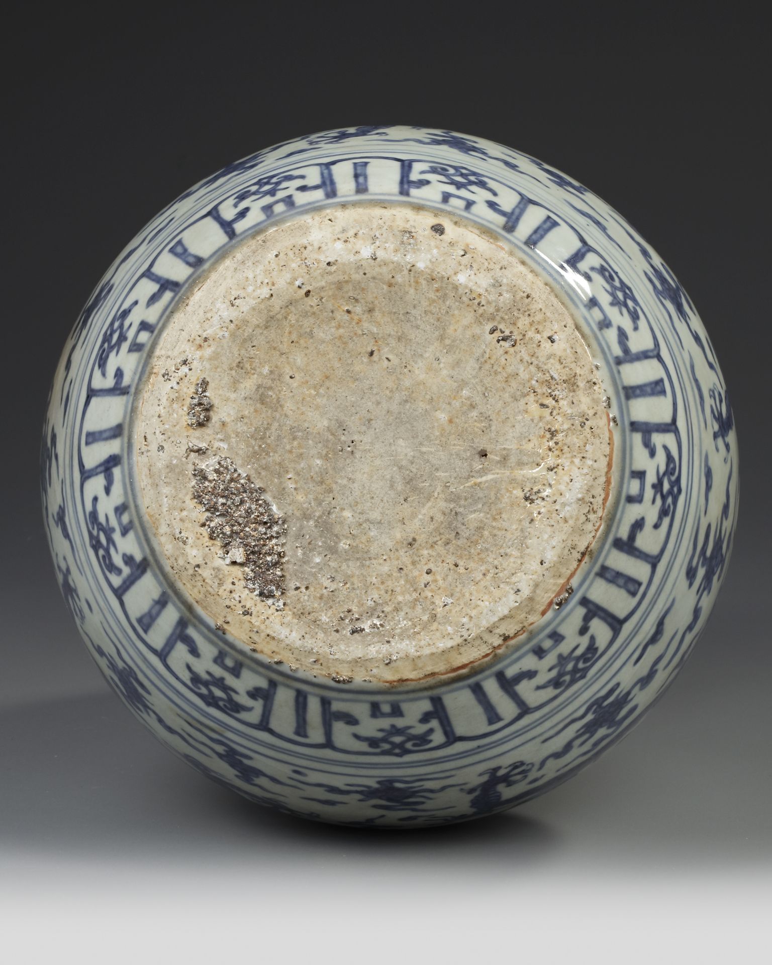 A CHINESE BLUE AND WHITE DOUBLE GOURD VASE, MING DYNASTY (1368-1644) OR LATER - Bild 4 aus 5