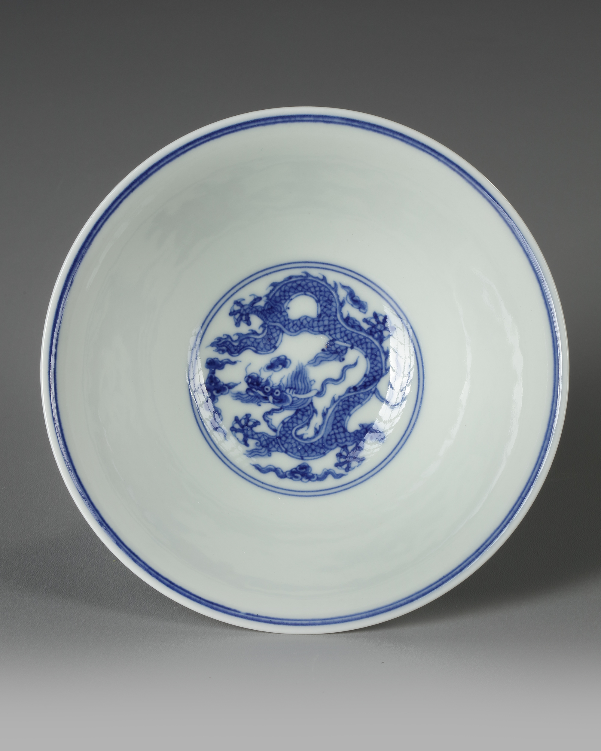 A CHINESE BLUE AND WHITE DRAGONS STEM BOWL, QING DYNASTY (1644-1911) - Image 3 of 5