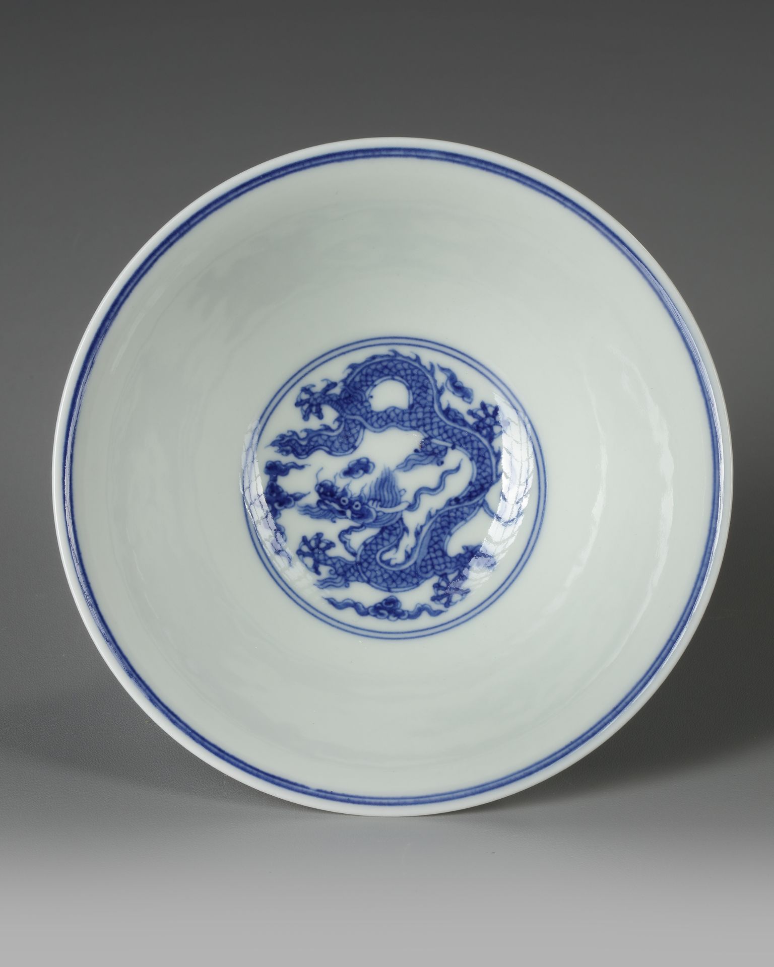 A CHINESE BLUE AND WHITE DRAGONS STEM BOWL, QING DYNASTY (1644-1911) - Bild 3 aus 5