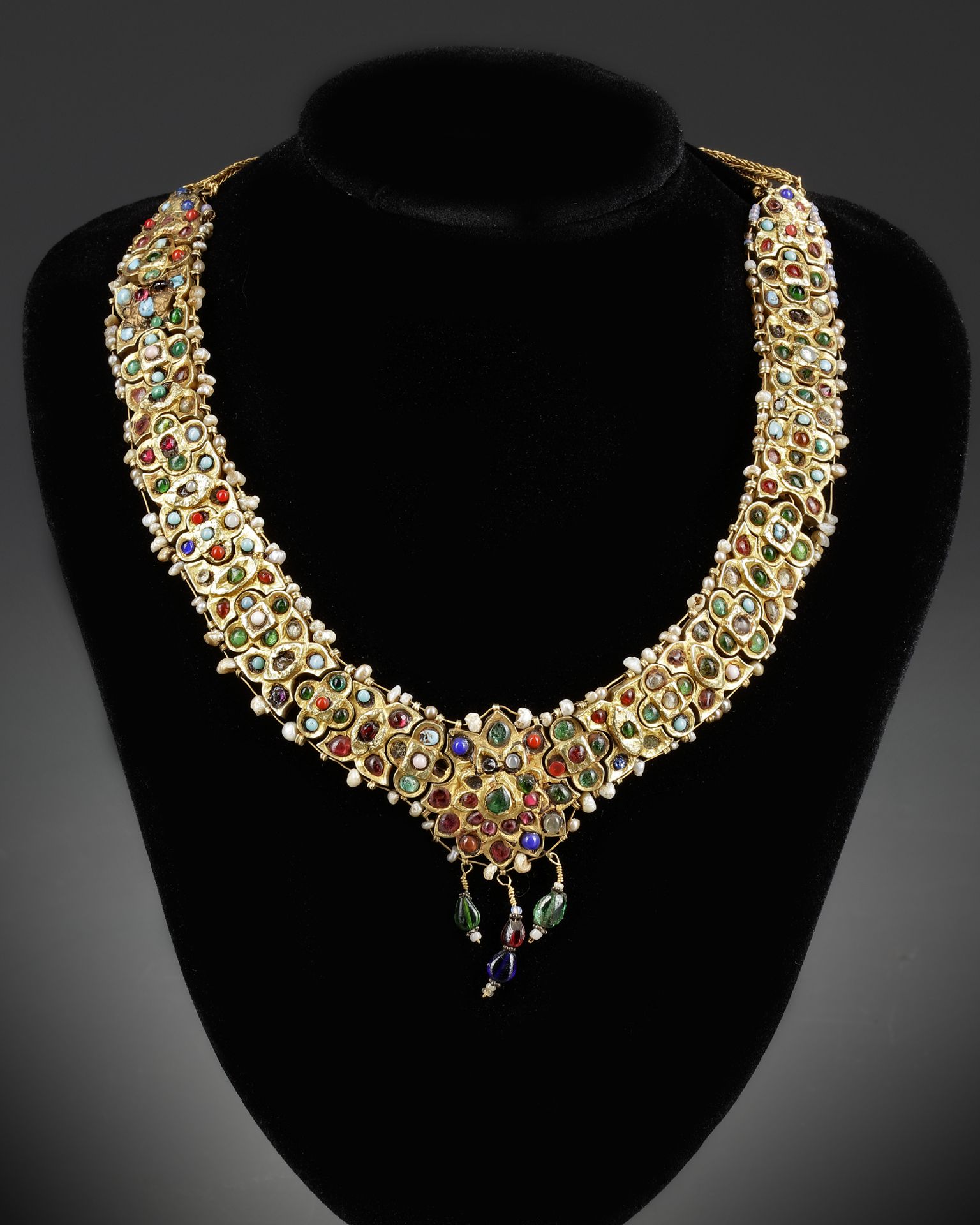 A MUGHAL GEM-SET ENAMELED GOLD NECKLACE, LATE 18TH CENTURY - Image 7 of 8