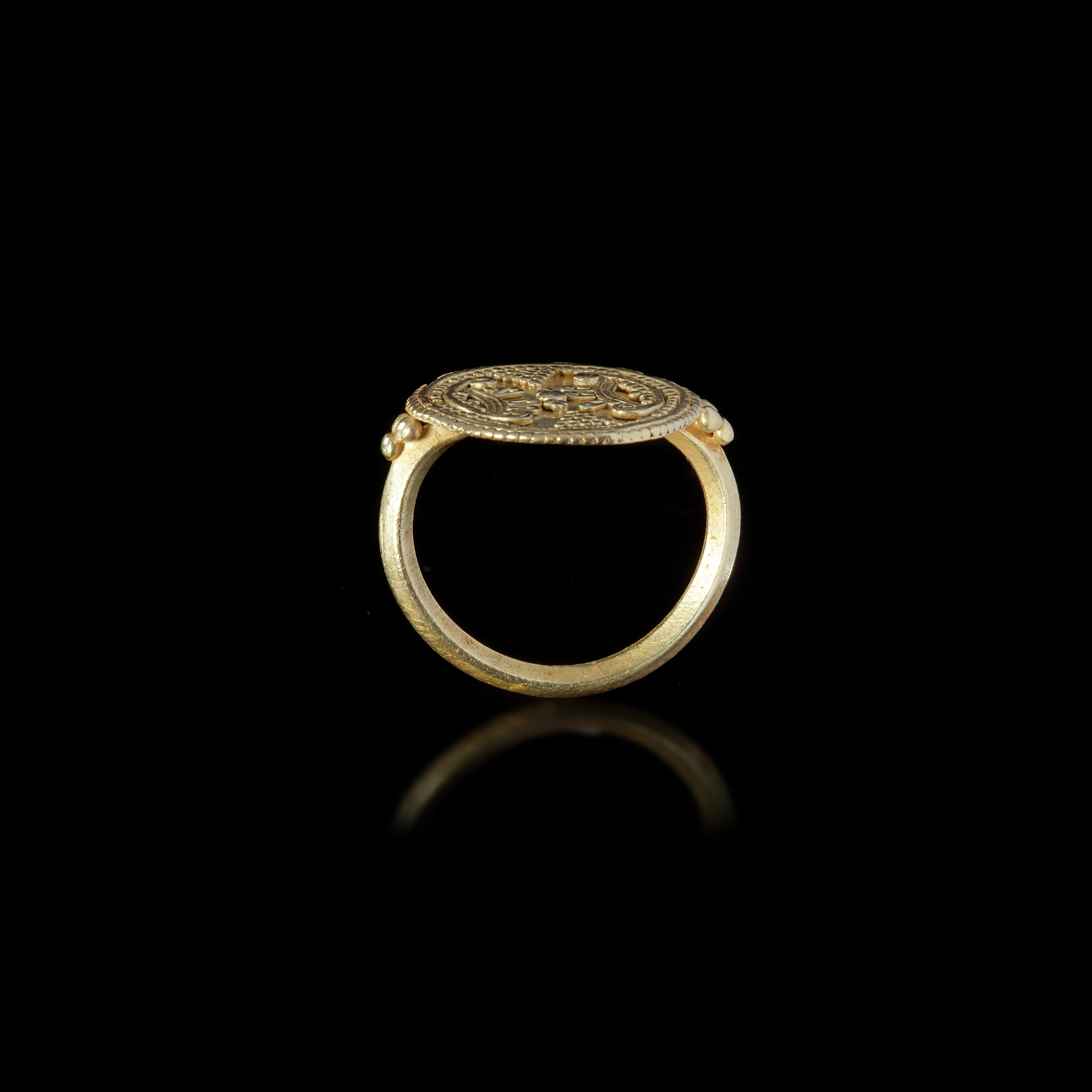 A CARTHAGINIAN GOLD RING, CIRCA 7TH-6TH CENTURY BC - Image 4 of 6