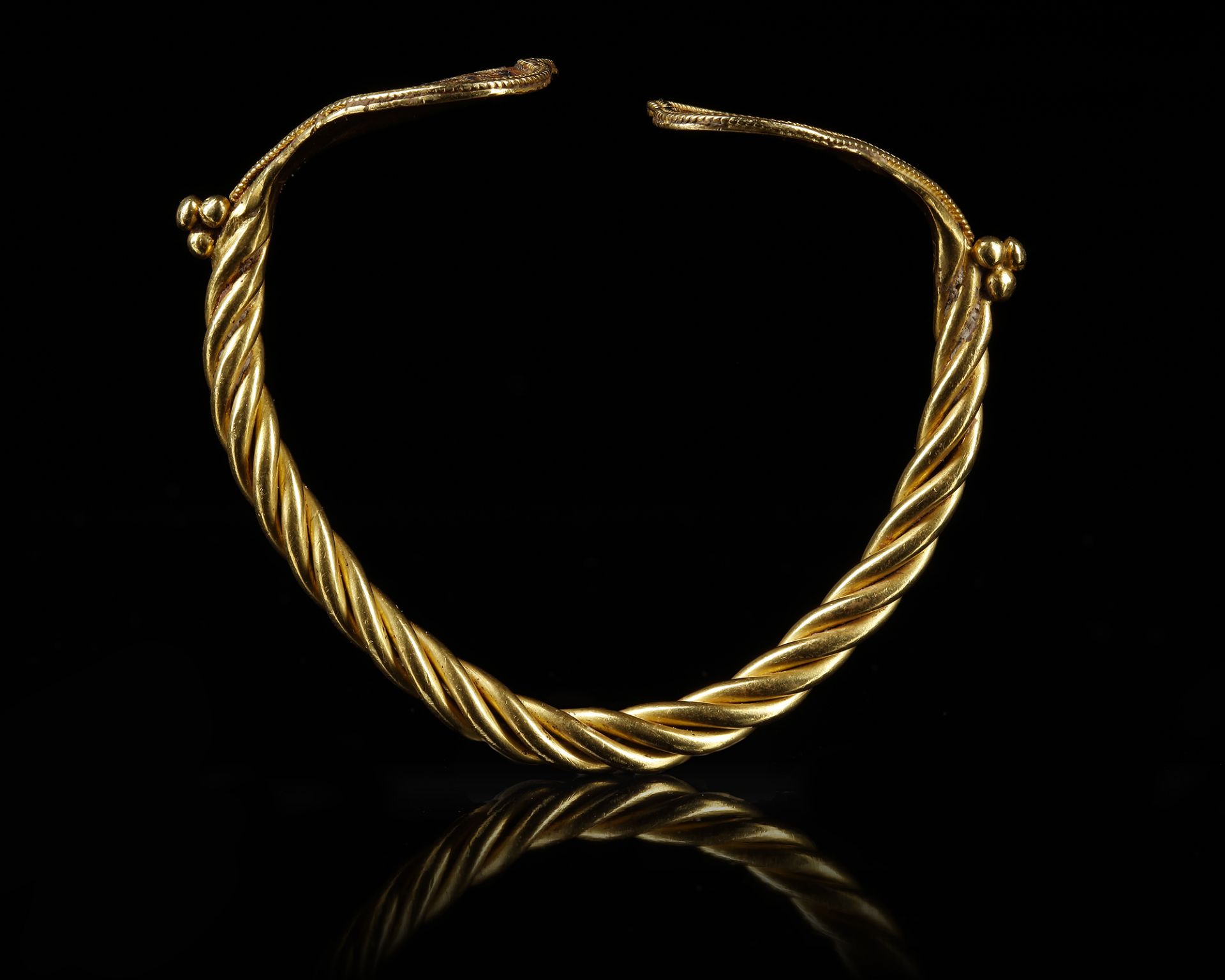 AN ISLAMIC TWISTED NIELLO GOLD BRACELET, SELJUK, 12TH-3TH CENTURY - Bild 6 aus 8