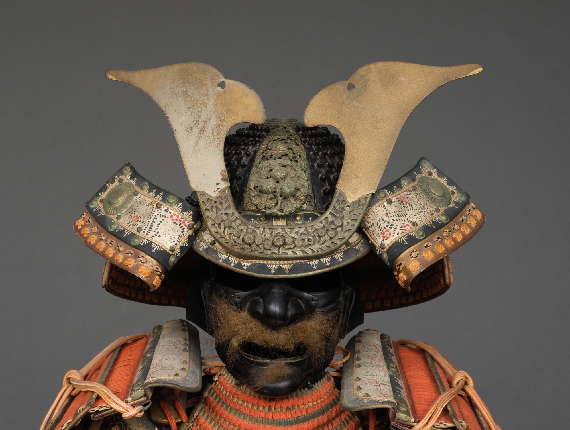 A JAPANESE GOLD LACQUER METAL SUIT-OF-ARMOUR (Ô’YOROI), SECOND HALF 18TH CENTURY (EDO PERIOD) - Image 3 of 5