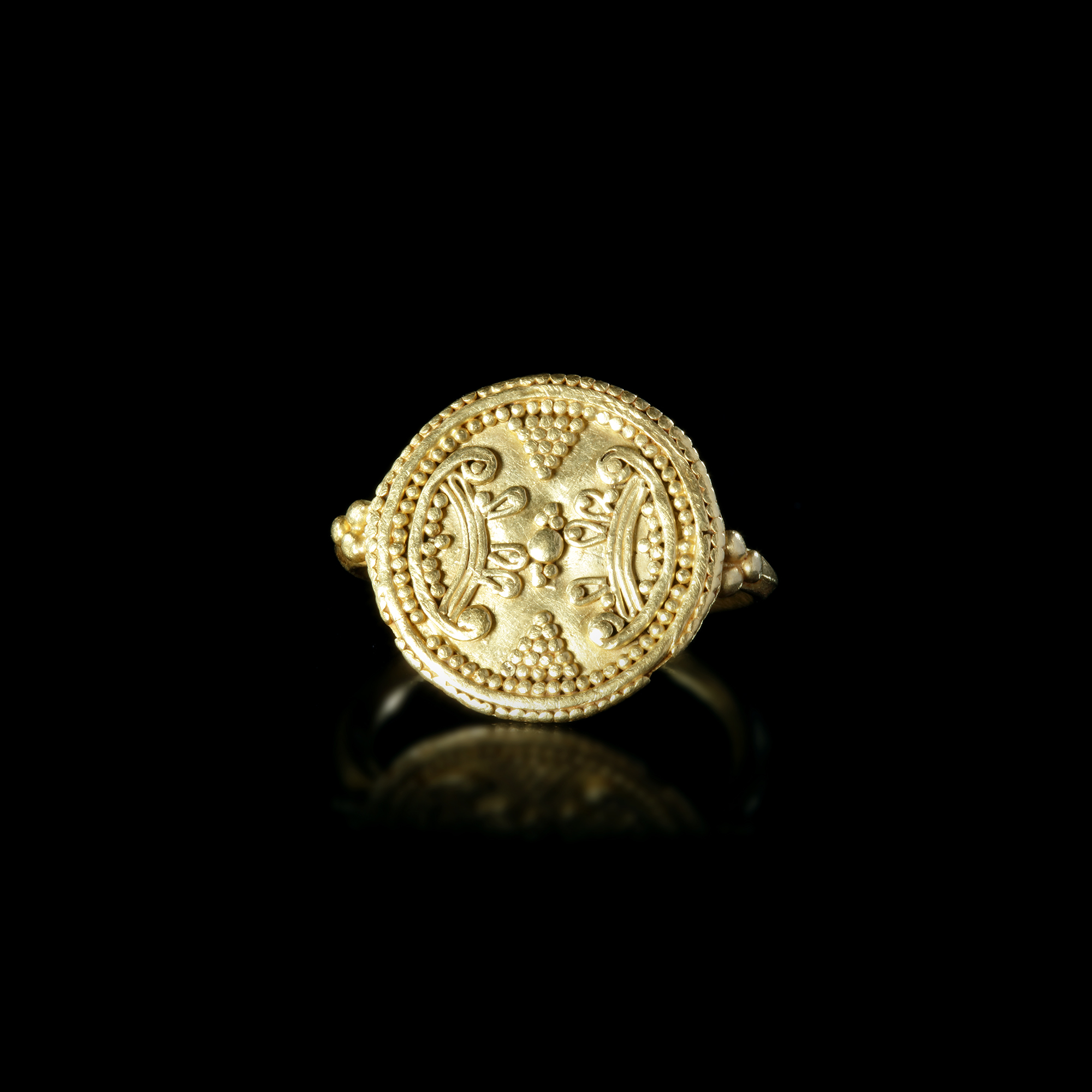 A CARTHAGINIAN GOLD RING, CIRCA 7TH-6TH CENTURY BC - Image 2 of 6