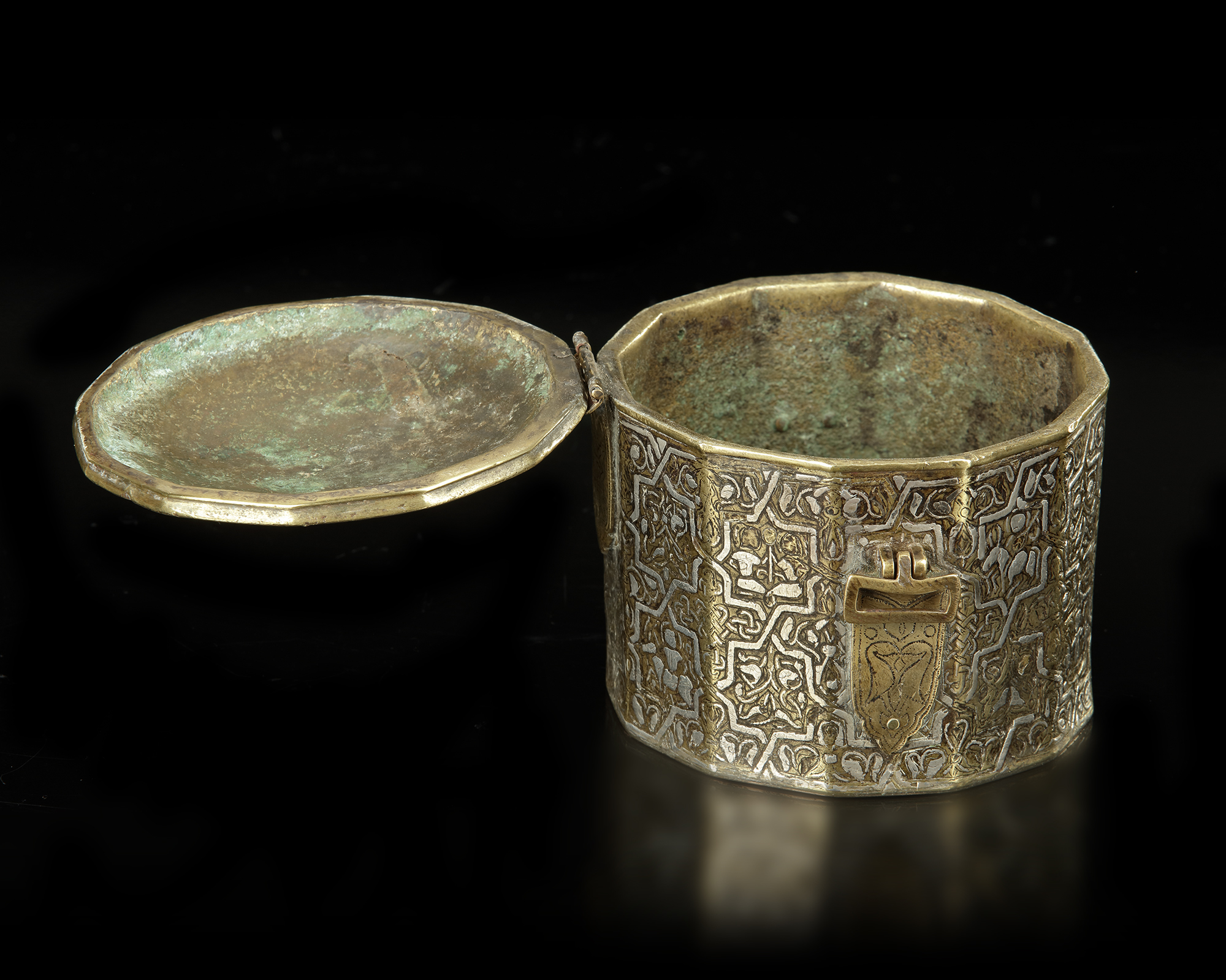 AN IMPORTANT KHURASAN SILVER INLAID BRONZE BOX, PERSIA, 12TH-13TH CENTURY - Bild 5 aus 10