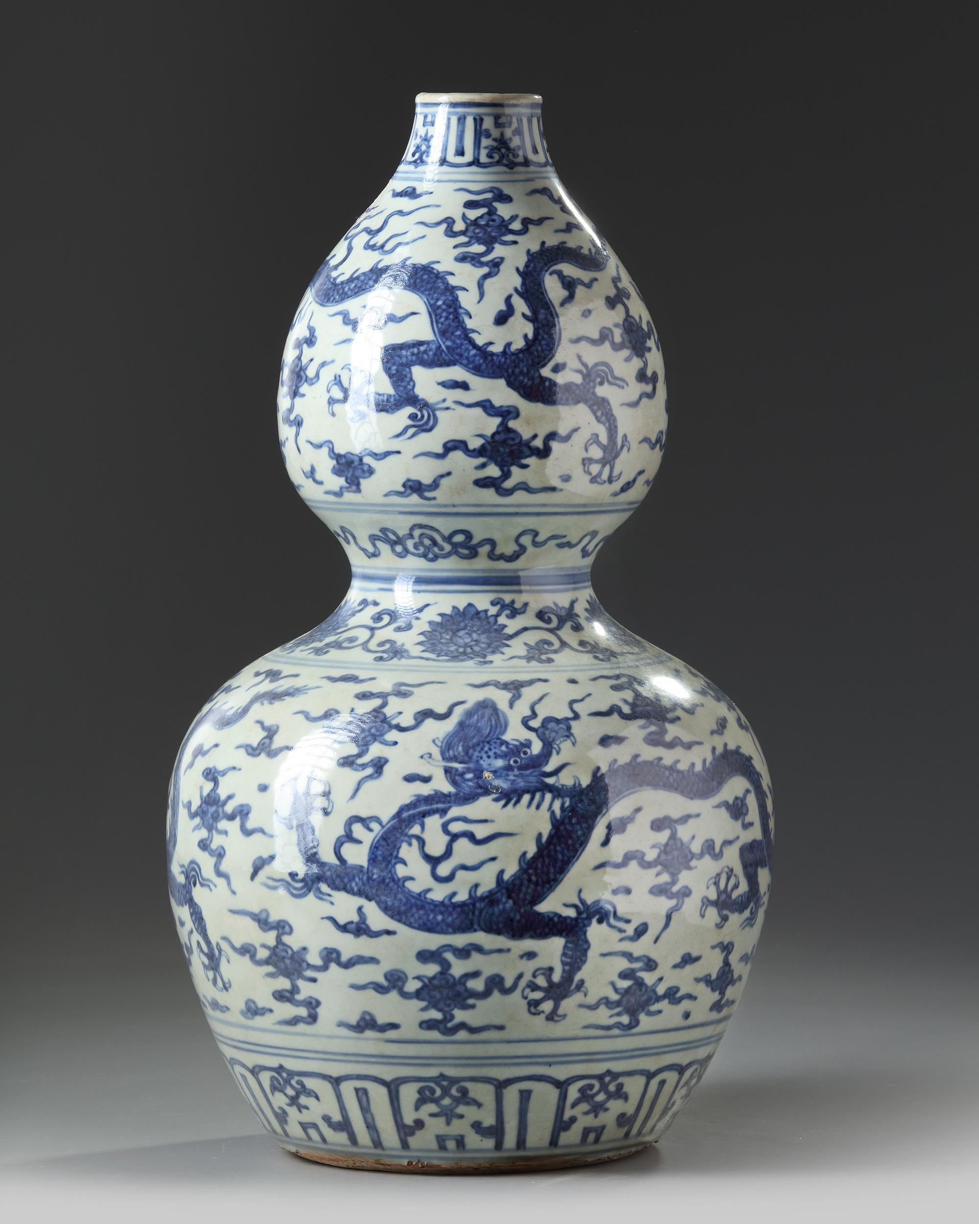 A CHINESE BLUE AND WHITE DOUBLE GOURD VASE, MING DYNASTY (1368-1644) OR LATER