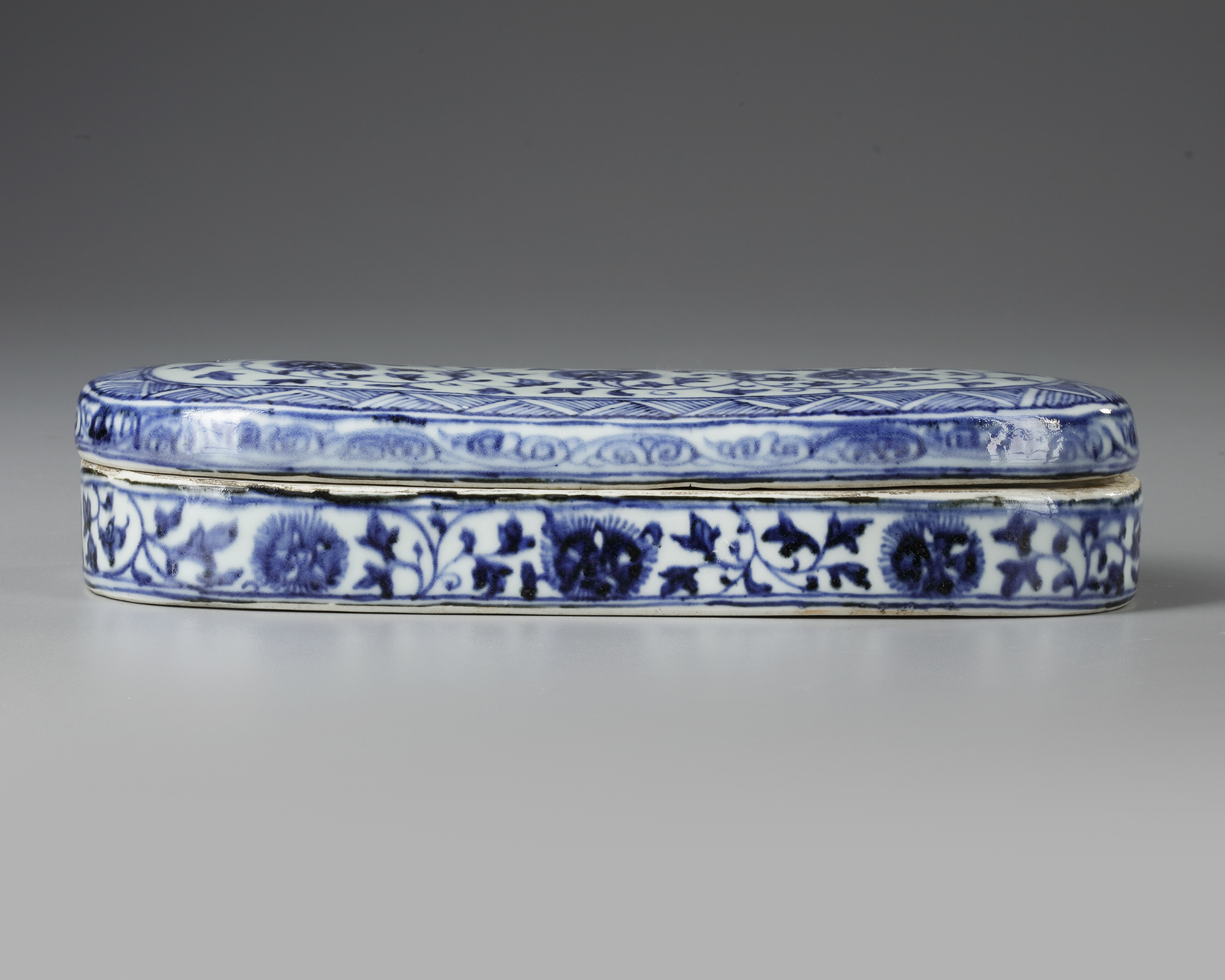 A CHINESE BLUE AND WHITE PEN BOX FOR THE ISLAMIC MARKET, QING DYNASTY (1644-1911) - Image 2 of 5