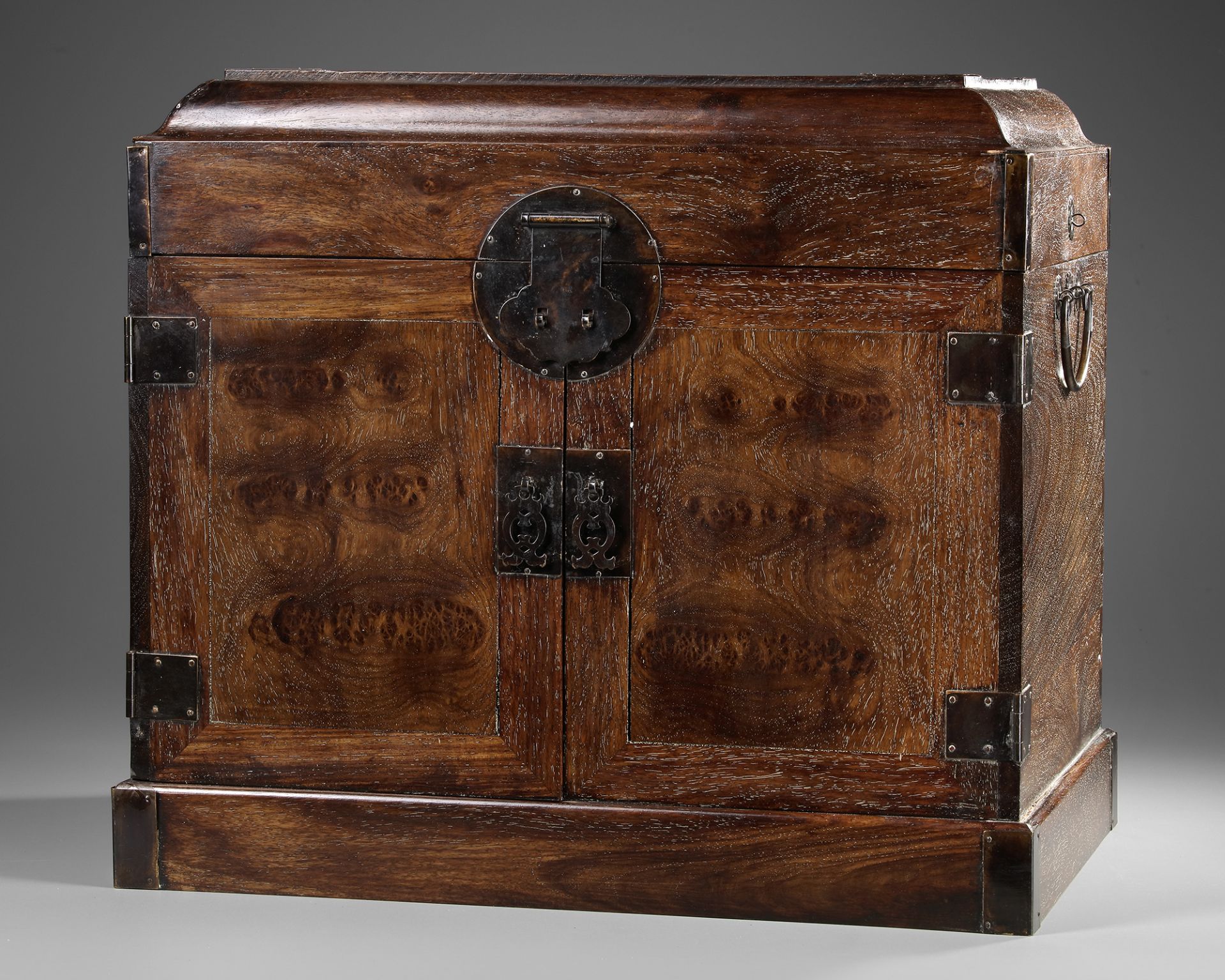 A CHINESE WOODEN CHEST, GUANPIXIANG, LATE 19TH CENTURY EARLY 20TH CENTURY - Bild 2 aus 6