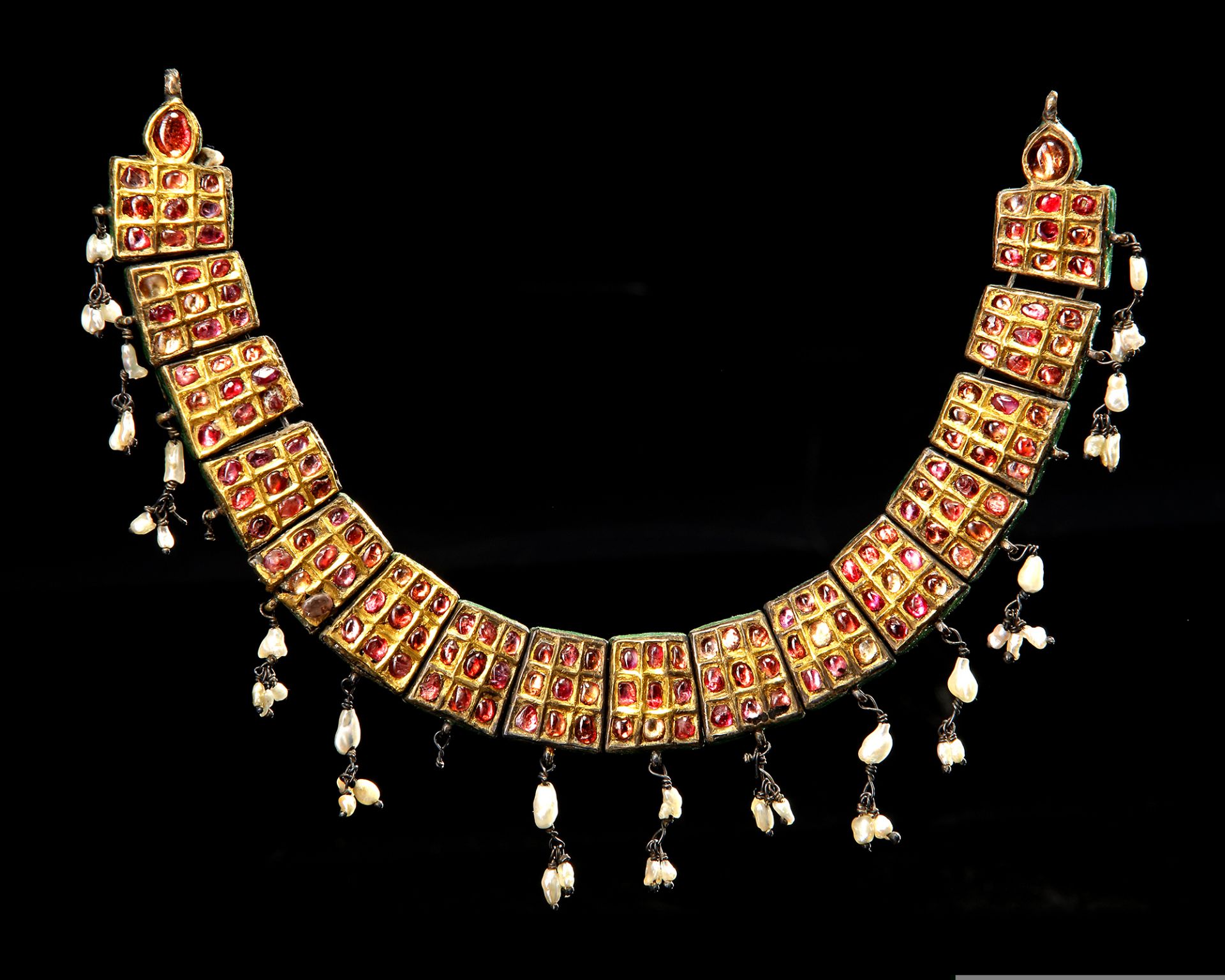 A MUGHAL GEM-SET ENAMELED GOLD NECKLACE, LATE 18TH CENTURY - Image 2 of 6