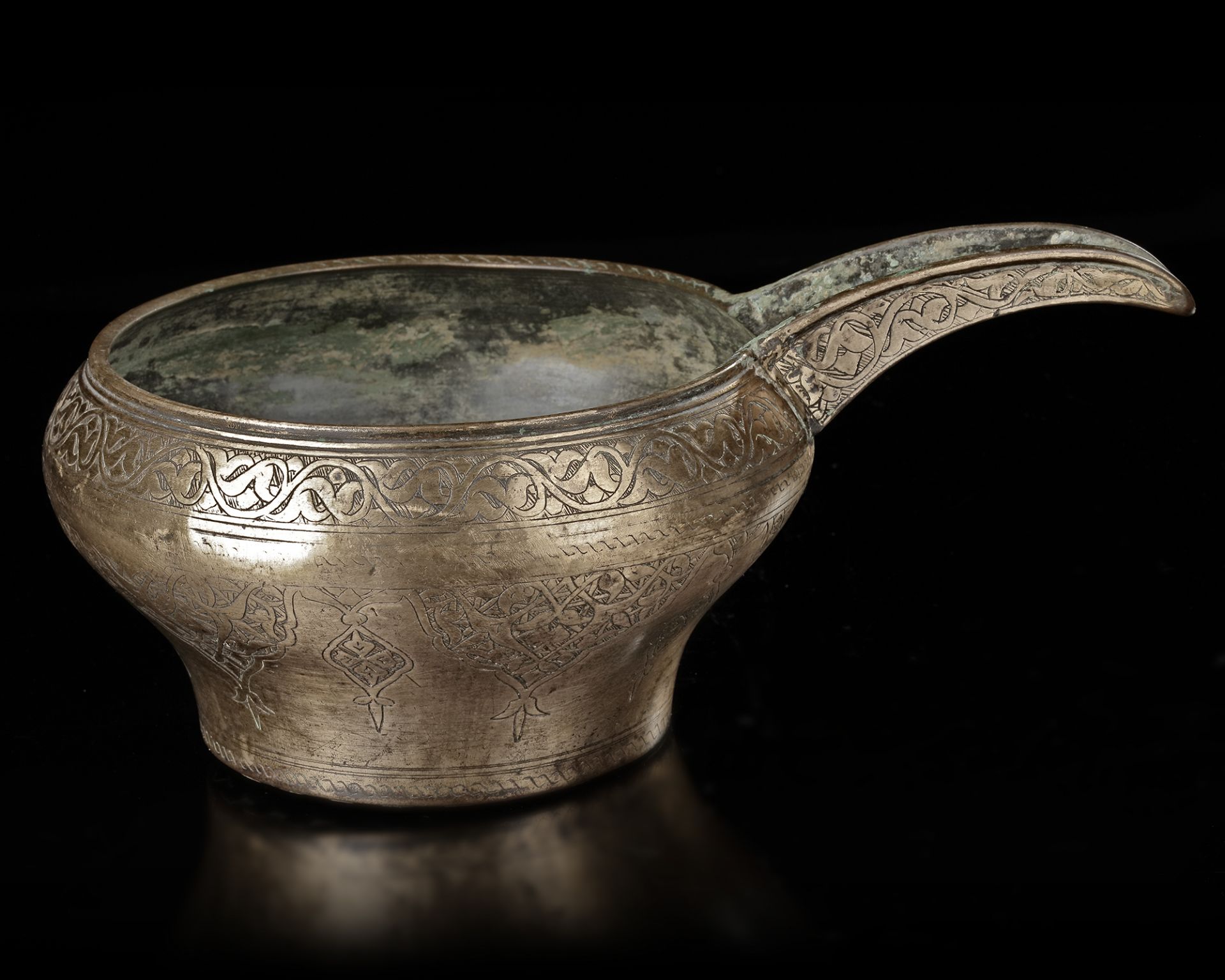 AN ENGRAVED SAFAVID TINNED COPPER SPOUTED POURING BOWL, PERSIA, 17TH CENTURY - Bild 4 aus 4