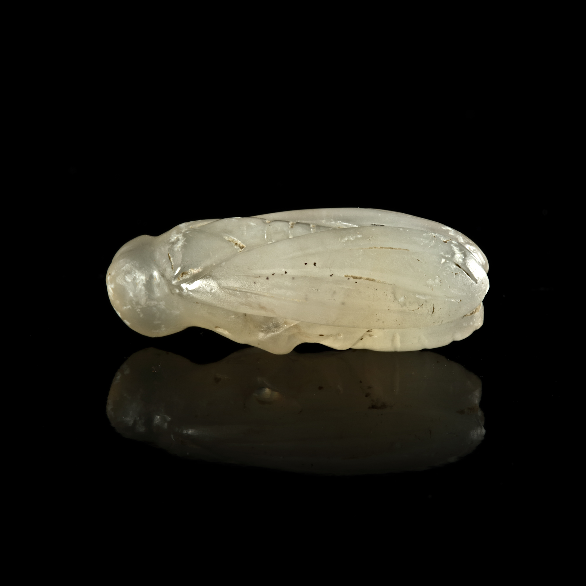 A ROMAN CHALCEDONY AMULET IN THE FORM OF A CICADA, 1ST CENTURY AD - Bild 4 aus 4