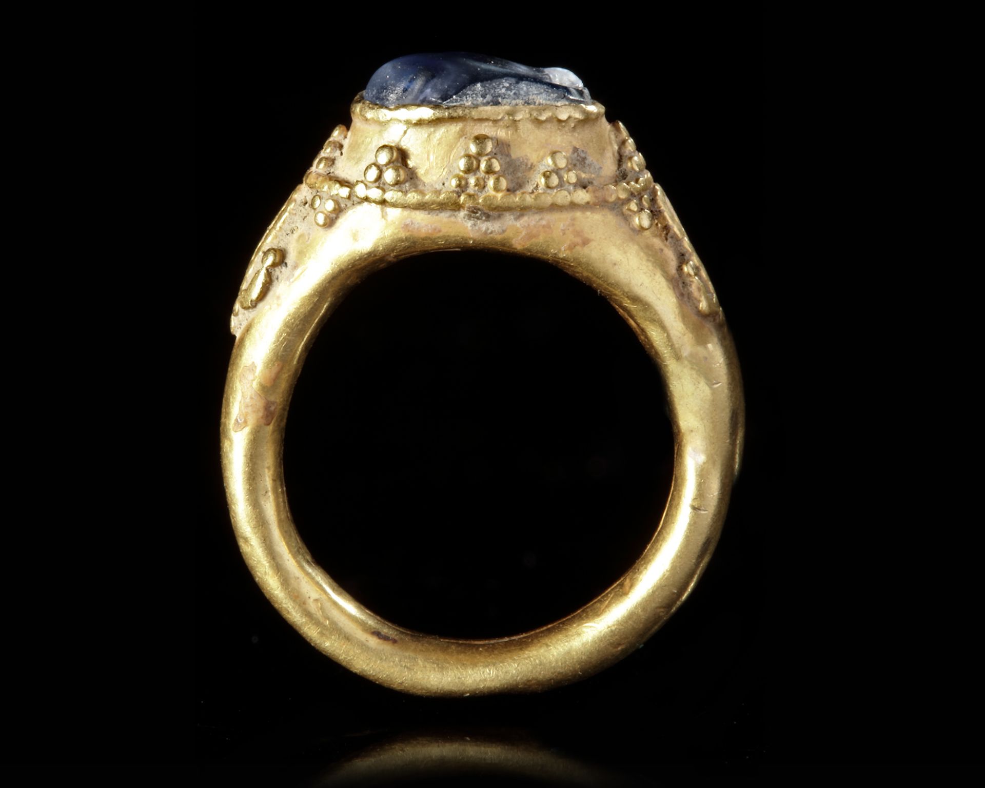AN EARLY ISLAMIC SAPPHIRE SET GOLD RING, 10TH-11TH CENTURY - Bild 7 aus 8