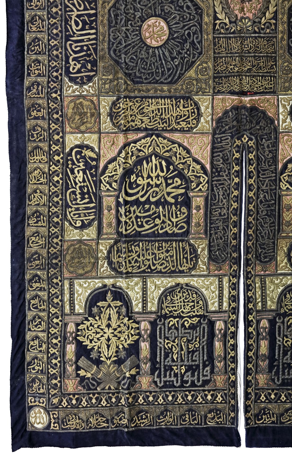 AN IMPORTANT OTTOMAN METAL-THREAD EMBROIDERED CURTAIN MADE FOR THE DOOR OF THE KABAA (BURQA'), PERIO - Bild 7 aus 10