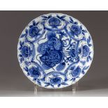 A CHINESE BLUE AND WHITE SCALLOPED RIM DISH, WANLI PERIOD (1573-1619)