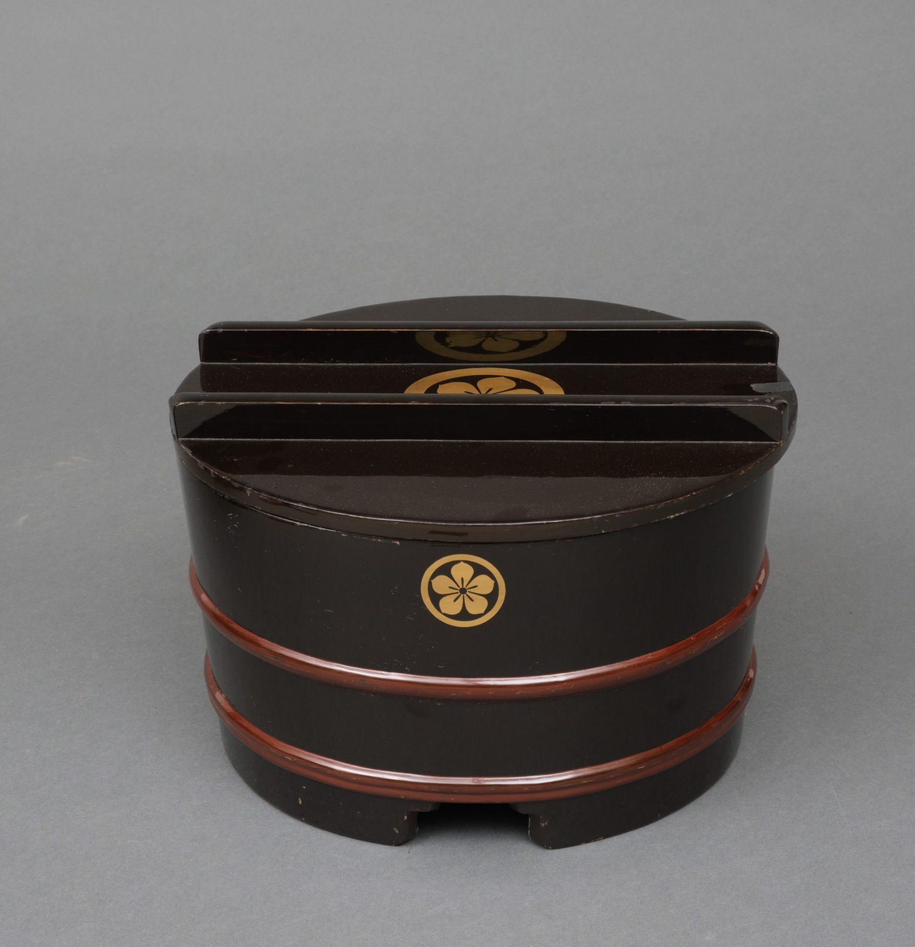 TWO JAPANESE LACQUERED RICE CONTAINERS, MEIJI PERIOD (1868-1912) - Bild 4 aus 10