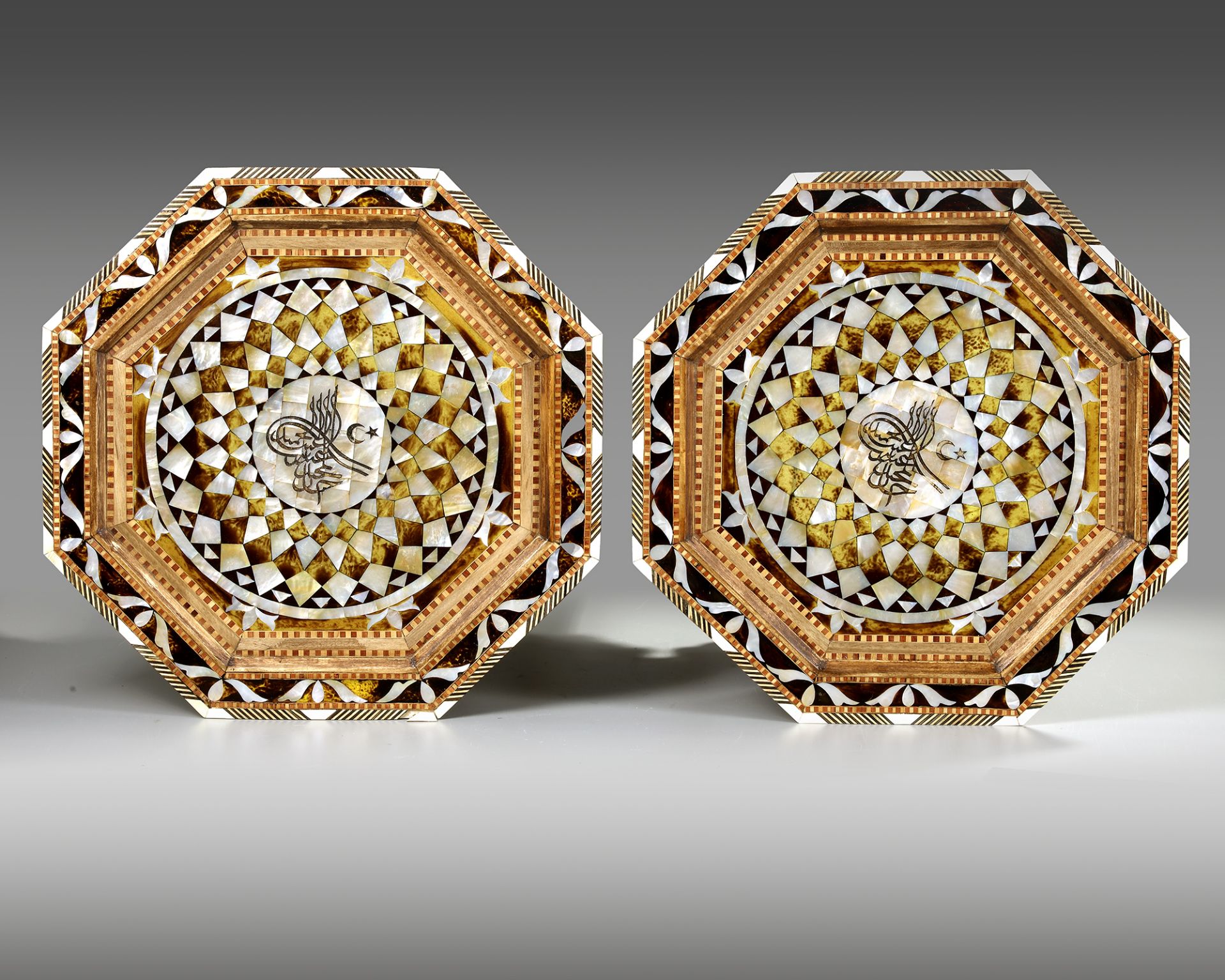 A PAIR OF OTTOMAN MOTHER OF PEARL AND TORTOISESHELL INLAID TABLES, EARLY 20TH CENTURY - Bild 2 aus 3