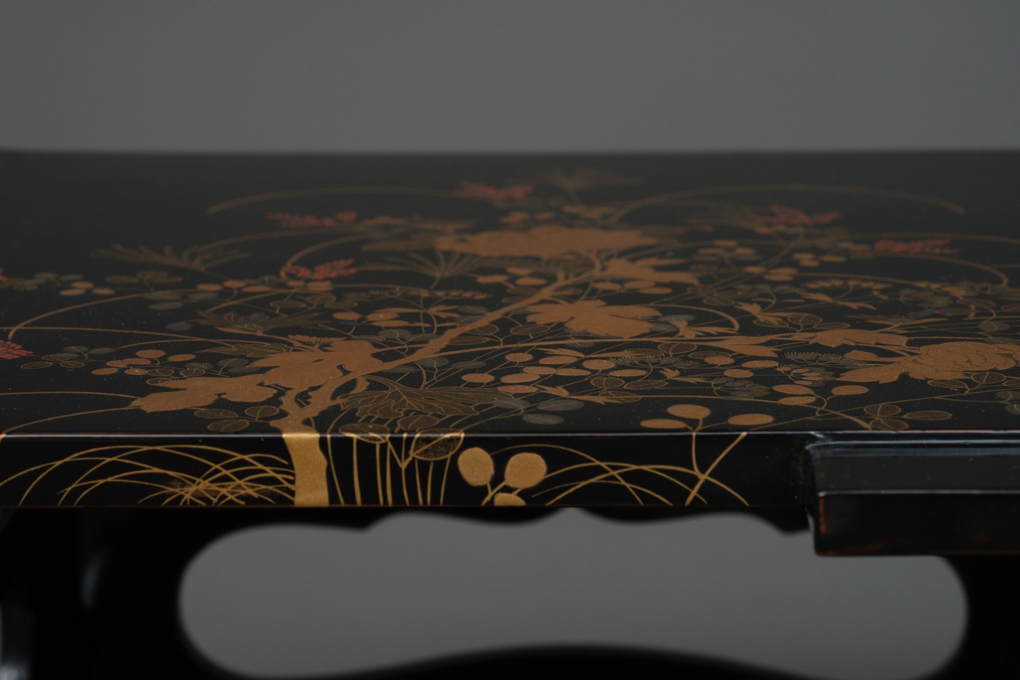 A JAPANESE LACQUER LOW TWO-TIERED DISPLAY TABLE, 1912-1926 (TAISHO PERIOD) - Image 13 of 15
