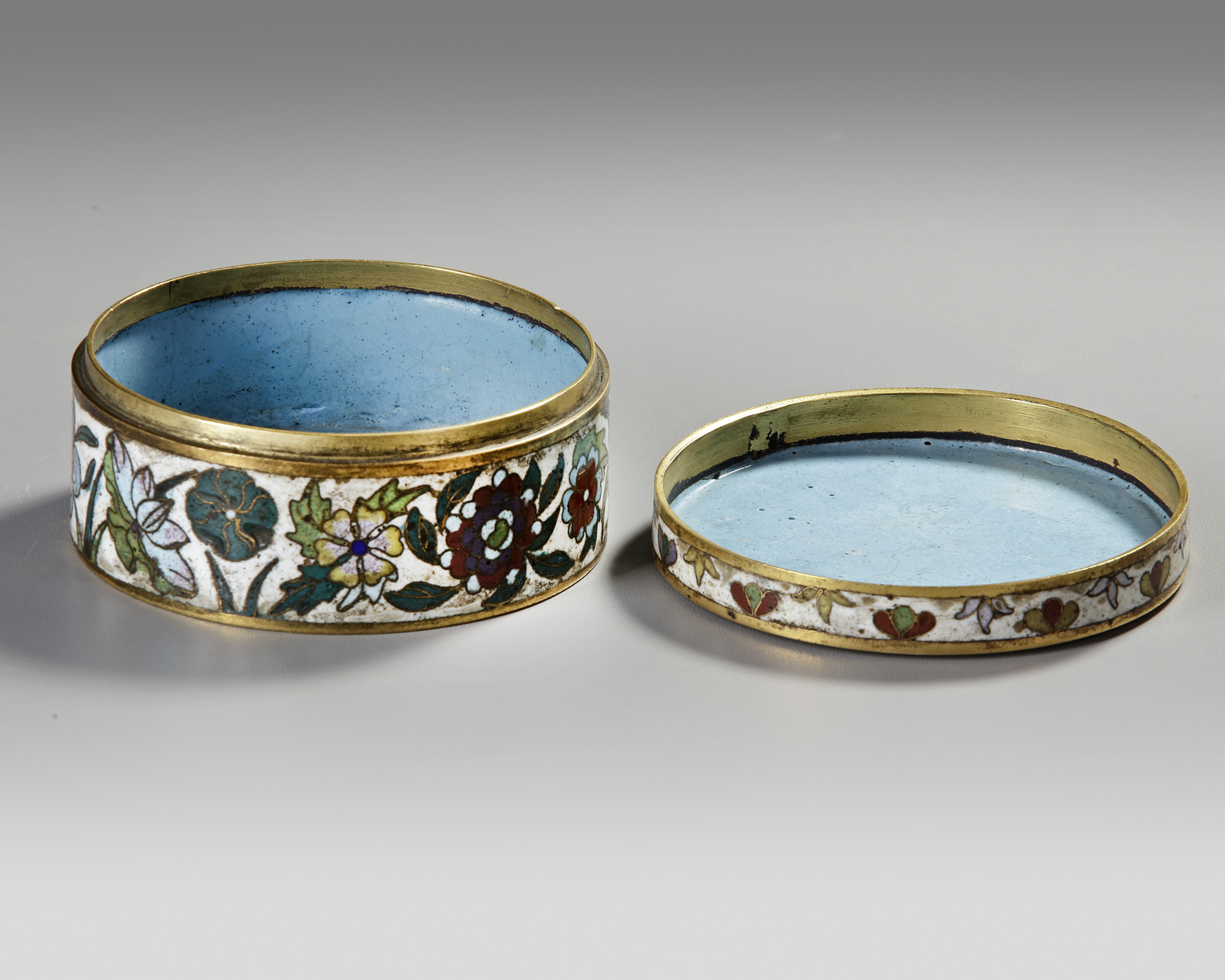 A CHINESE CLOISONNÉ ENAMEL BOX, 19TH CENTURY - Image 3 of 4