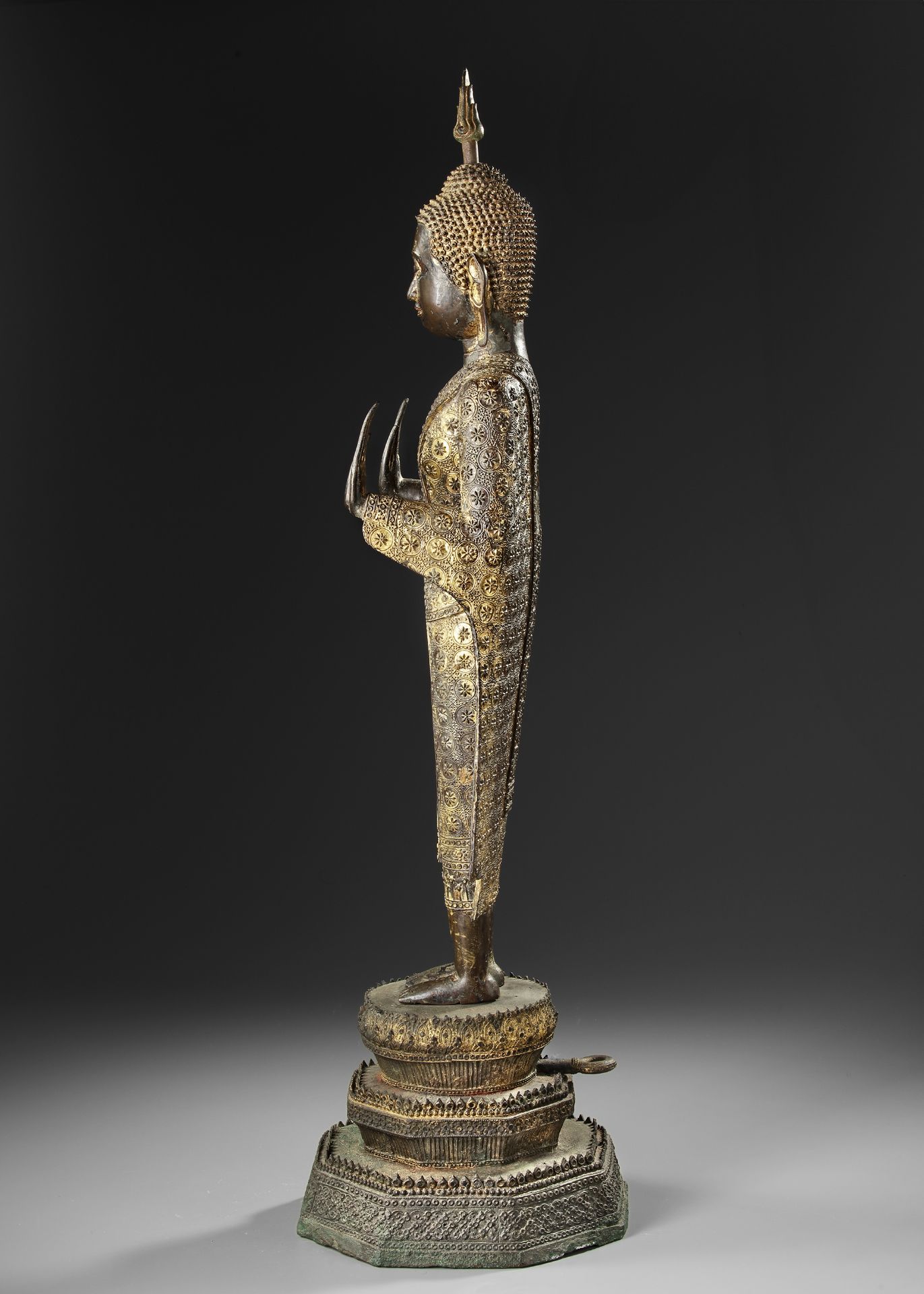 A GILT BRONZE STANDING FIGURE OF A BUDDHA, LATE 19TH CENTURY - Bild 3 aus 5