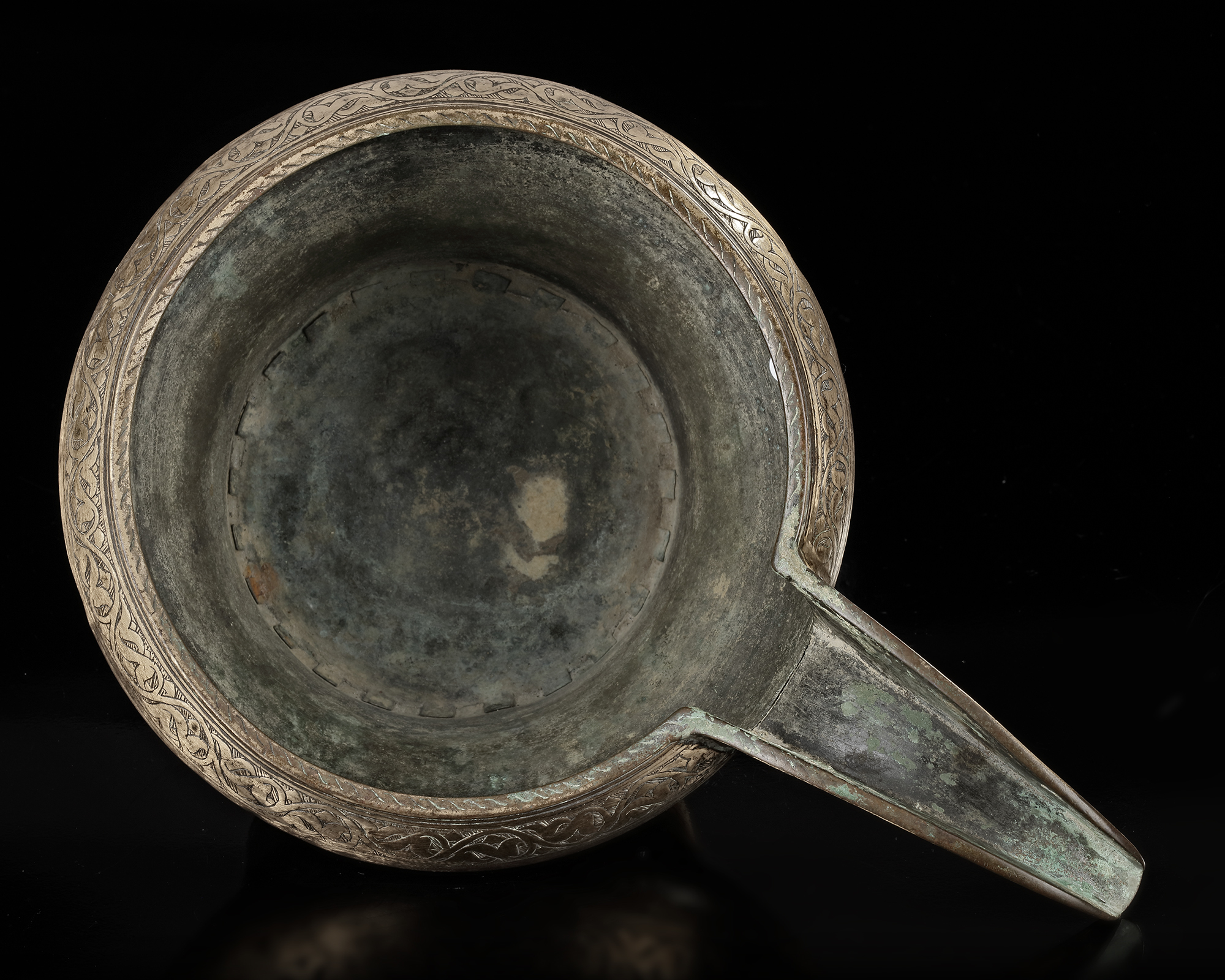 AN ENGRAVED SAFAVID TINNED COPPER SPOUTED POURING BOWL, PERSIA, 17TH CENTURY - Image 2 of 4