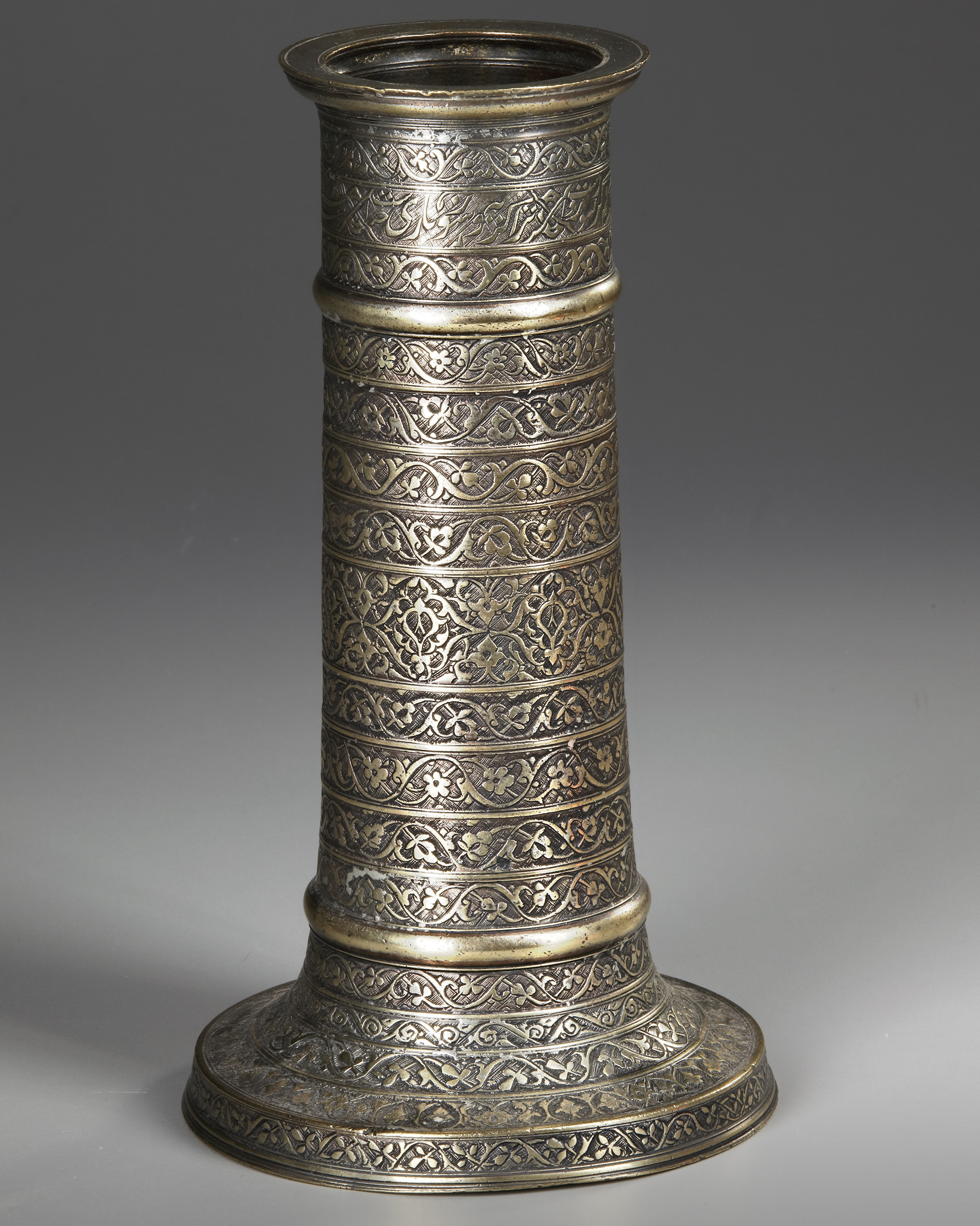 A SAFAVID BRASS TORCH STAND (SHAMDAN), PERSIA, 17TH CENTURY - Image 4 of 8