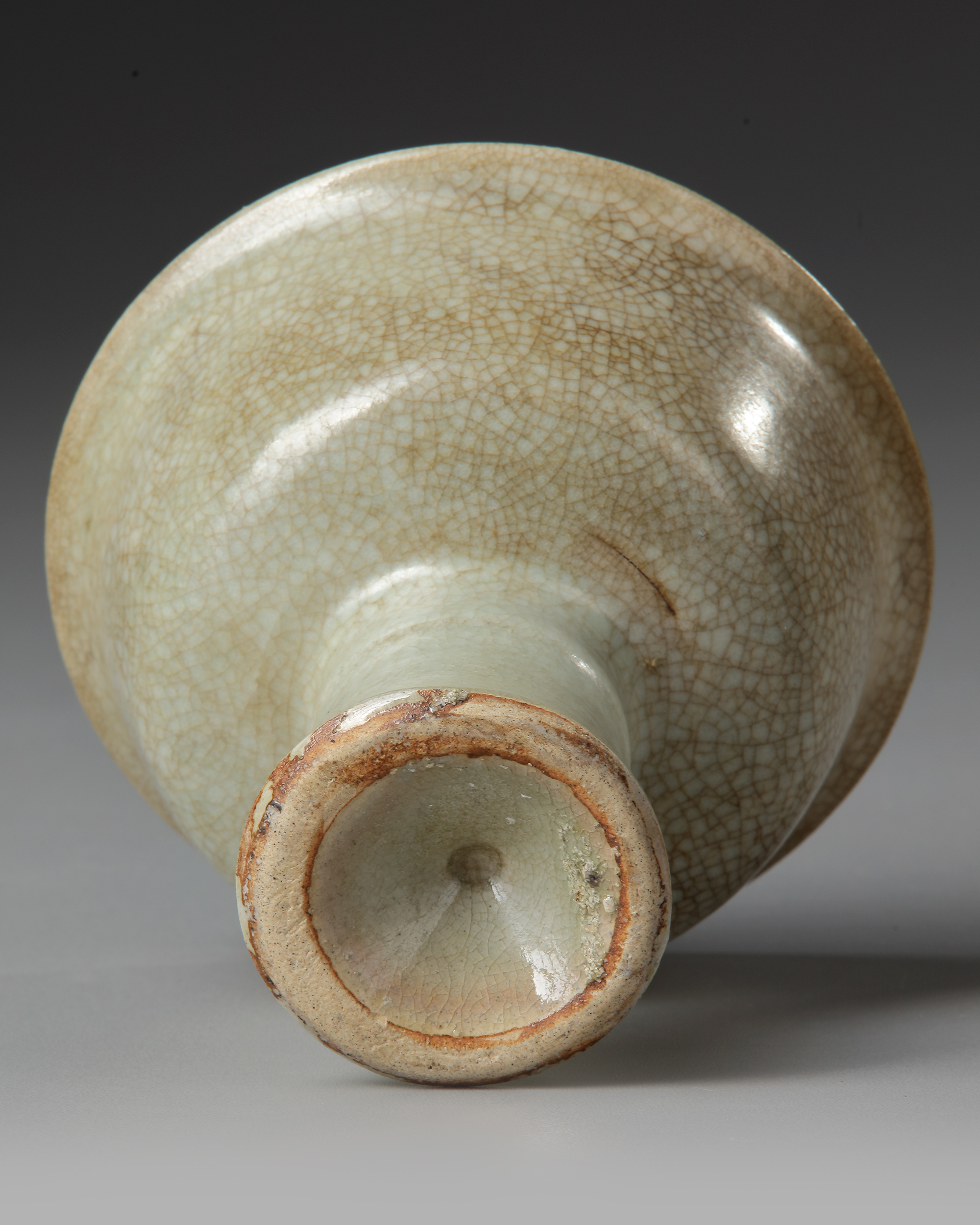 A CHINESE GU-TYPE CRACKLE GLAZED STEMCUP, QING DYNASTY (1644-1911) - Image 4 of 4